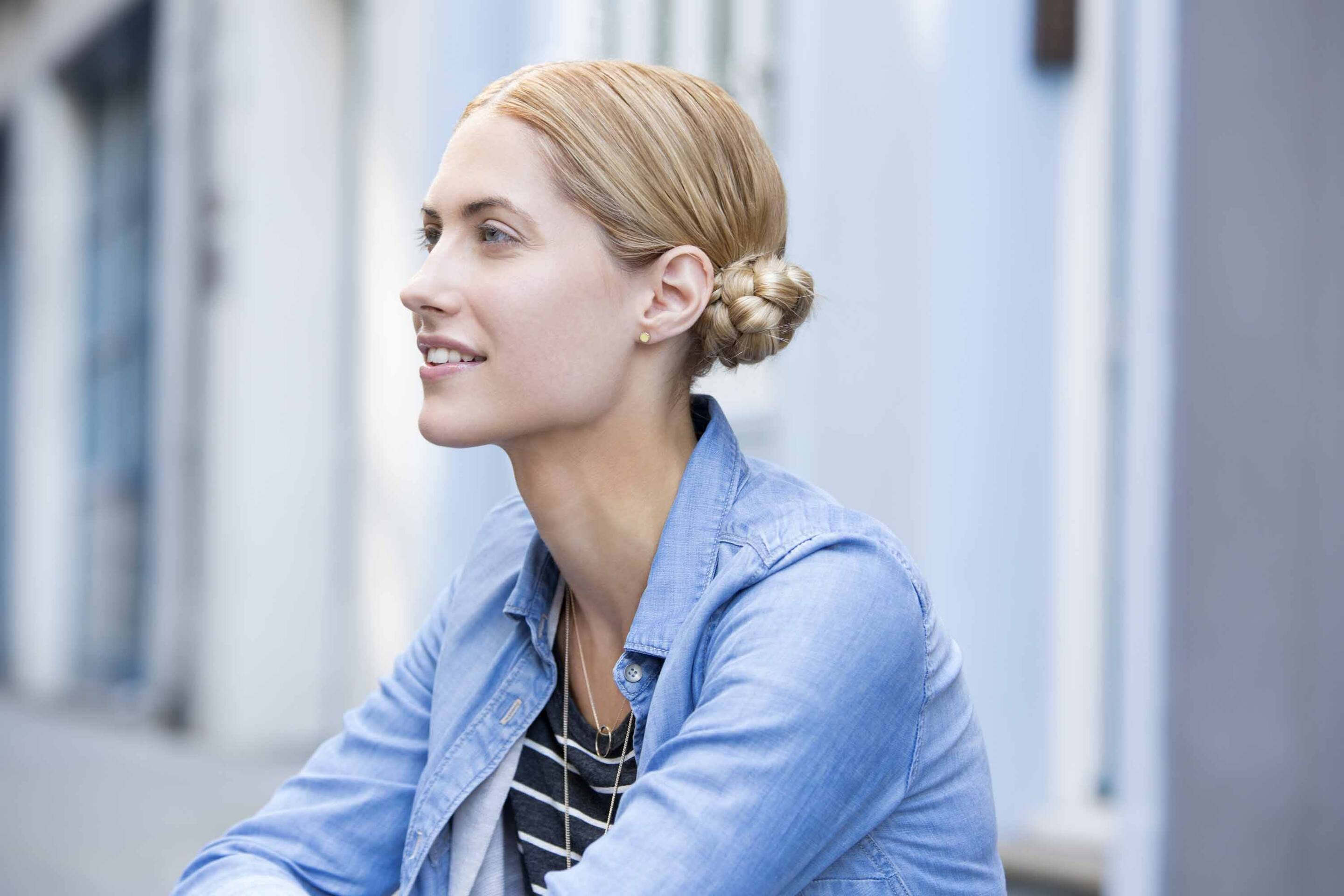 Gaya rambut space bun. 
Liutenant Connix tampil keren dengan gaya rambut ini. (Foto: Verity Jane Smith)
