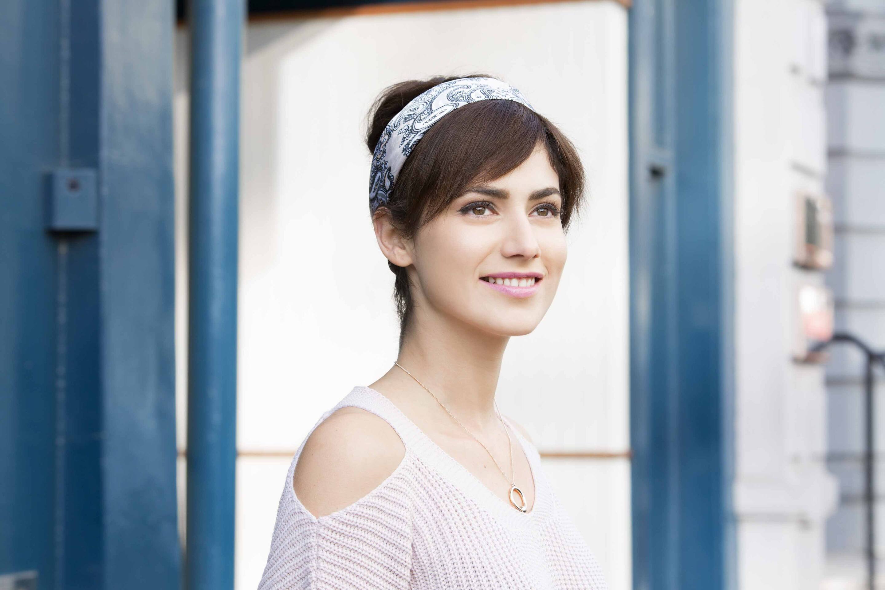 Ingin mencoba gaya rambut yang rapi dengan bonus poni? Faux bangs jawabannya. (Foto: Raquel Burst)