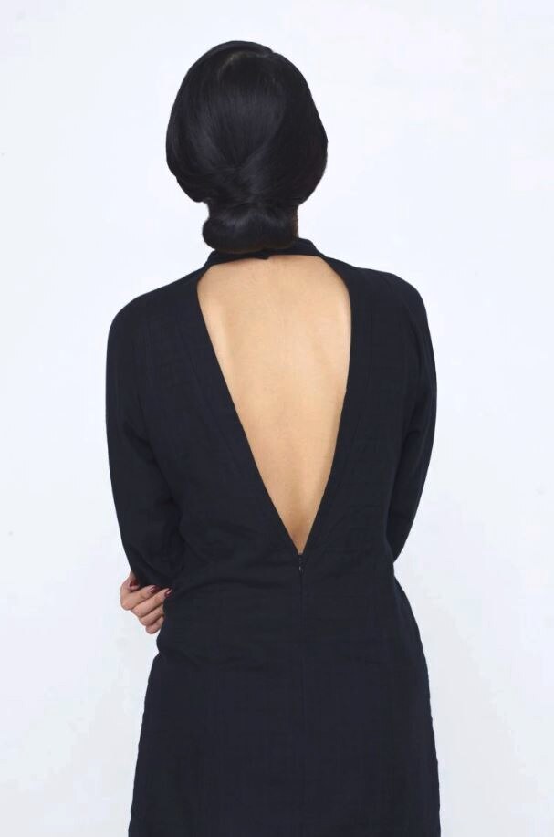 Wanita Asia dengan Model rambut sanggul chignon klasik.