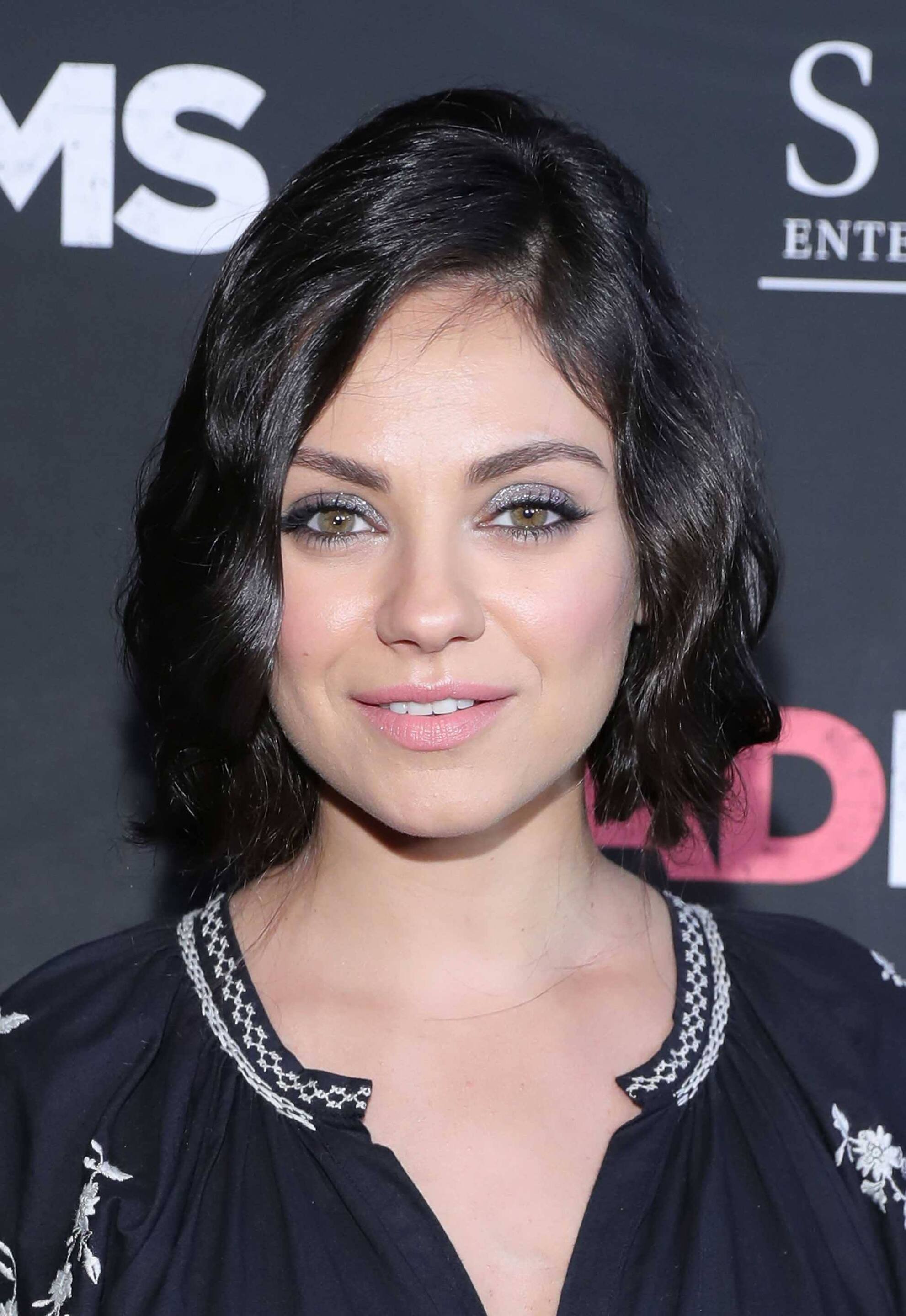 Aktris satu ini tampil memukau dengan bob pendek yang diberi aksen wavy. (Foto: Getty Images)