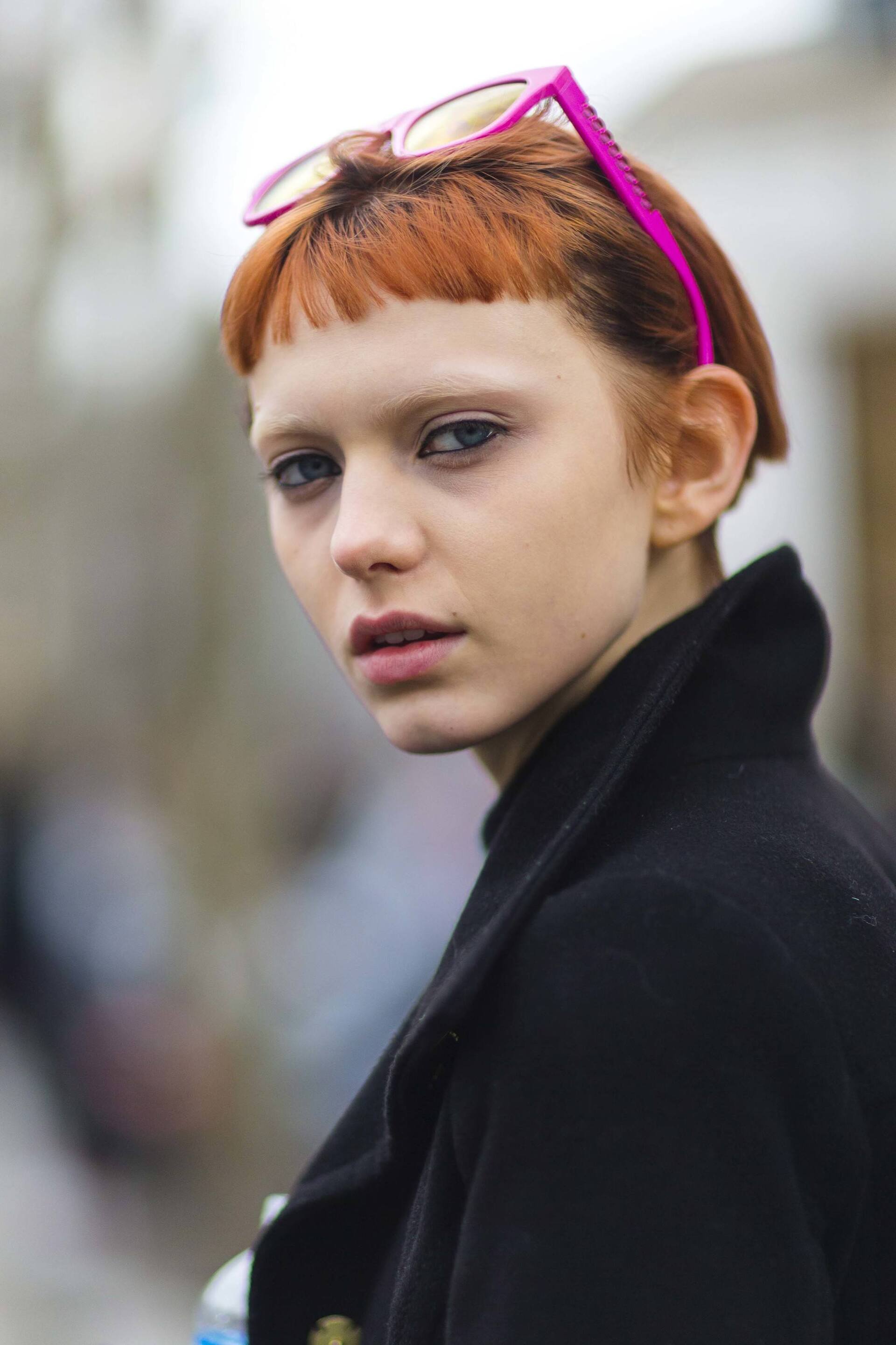 Gaya edgy bisa kamu dapatkan dengan model poni micro bangs. (Foto: Indigitalimages.com)