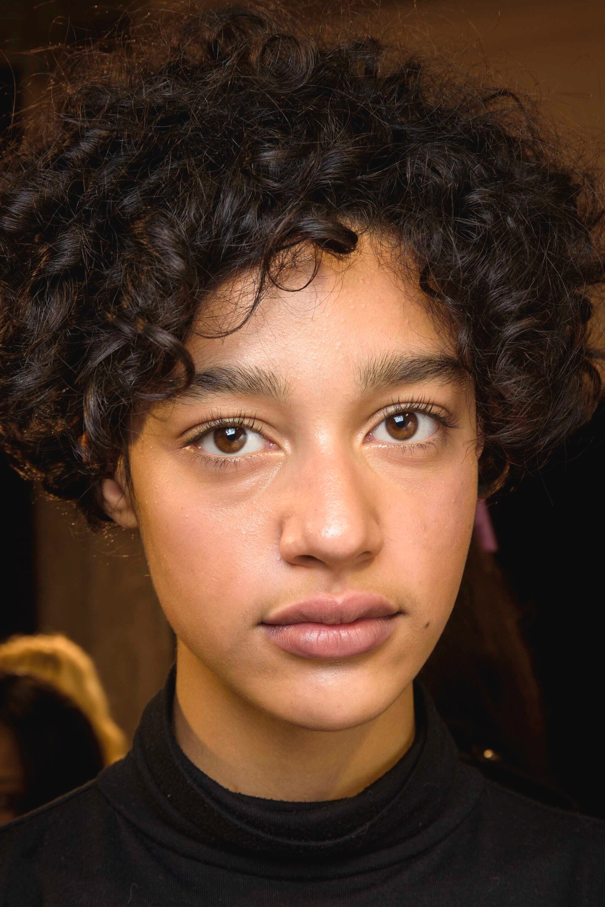 Rambut keriting pendek. (Foto: Indigitals)