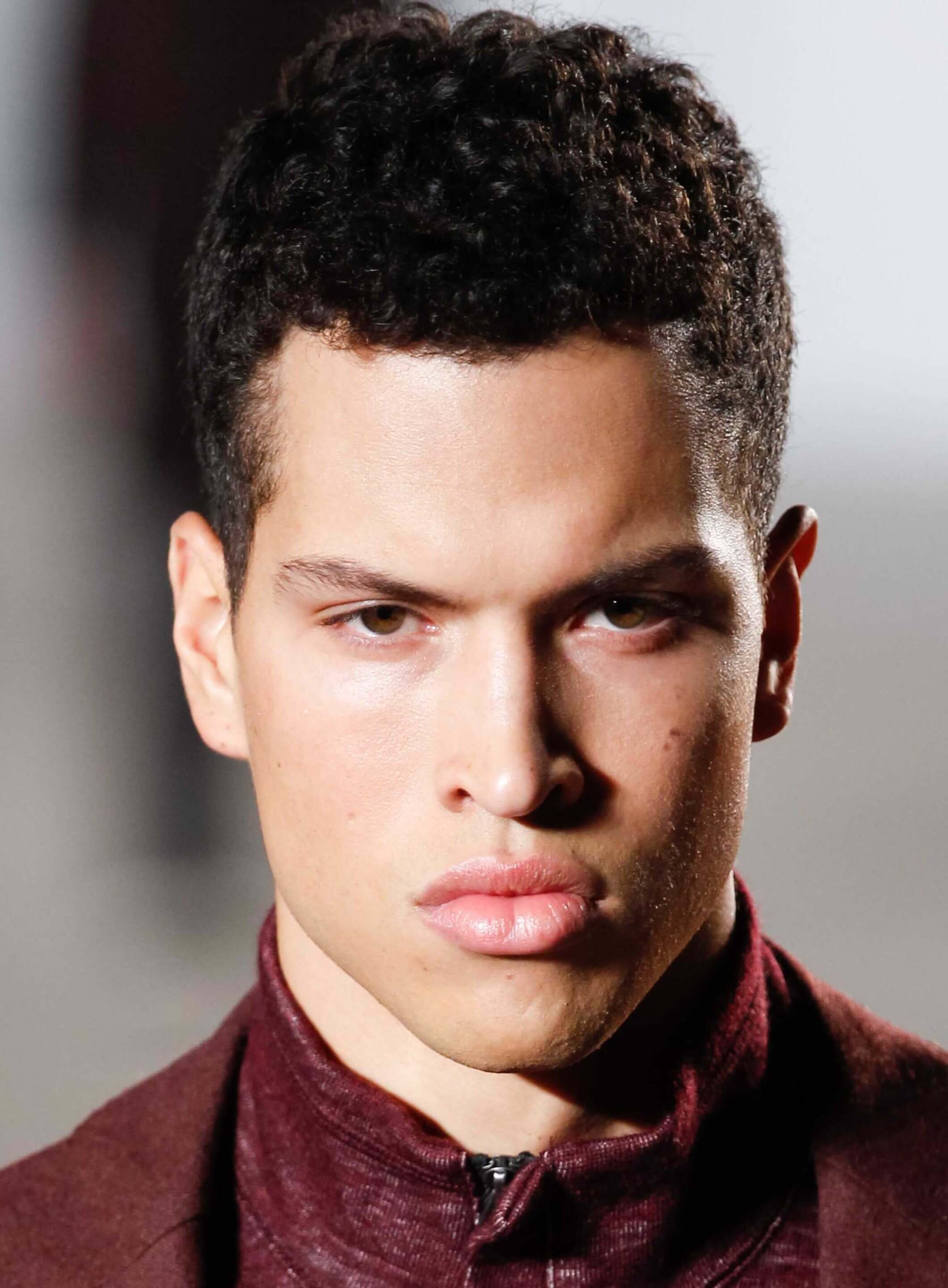 Fade haircut untuk pria berambut keriting (Foto: Indigitalimages.com)