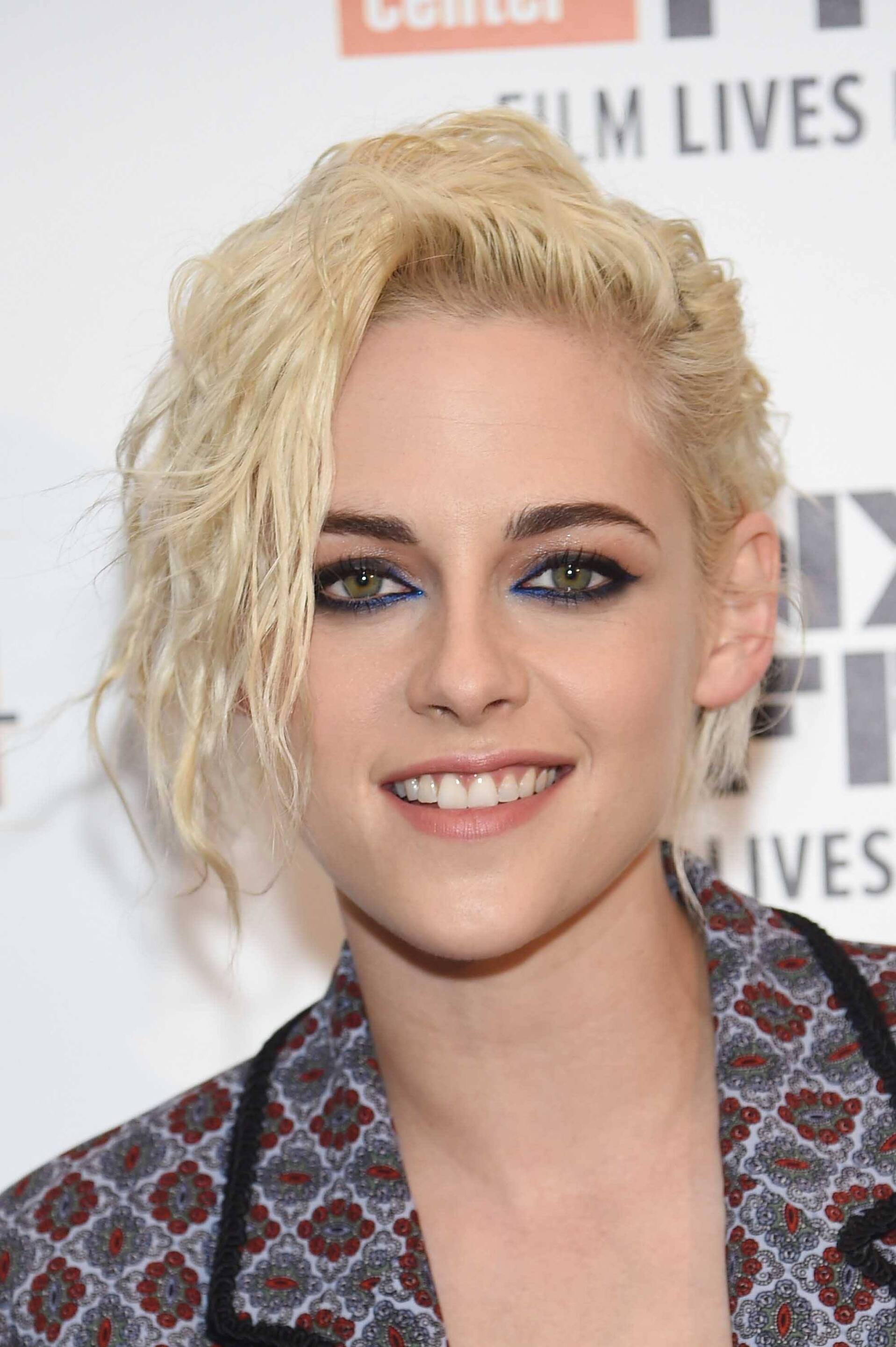 Gaya side swept yang simpel dan chic. (Foto: REX by Shutterstock)