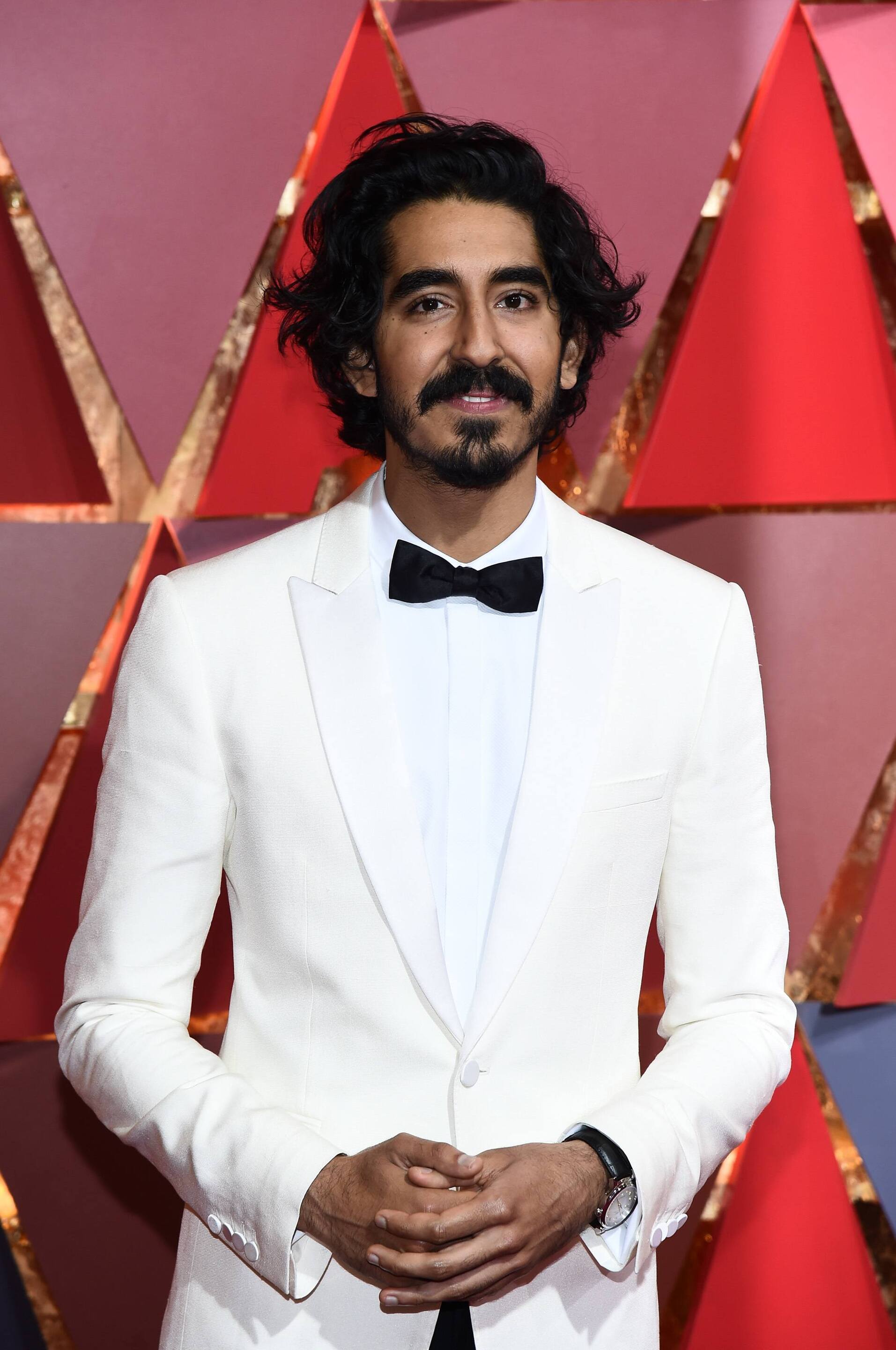 Aktor dari film Lion ini terlihat keren dengan gaya rambut messy-nya. (Foto: REX by Shutterstock)