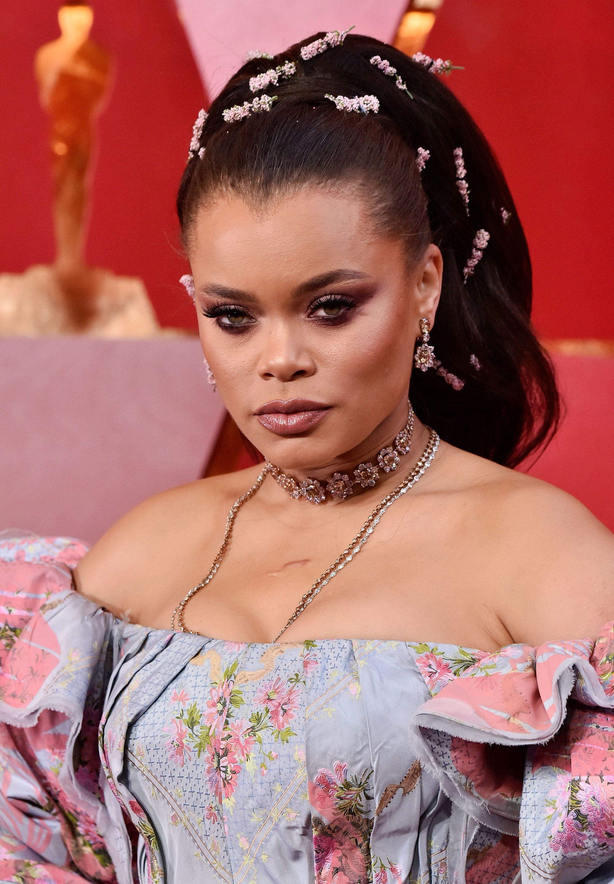 Gaya rambut wavy panjang dengan aksesoris bunga. (Foto: REX by Shutterstock)