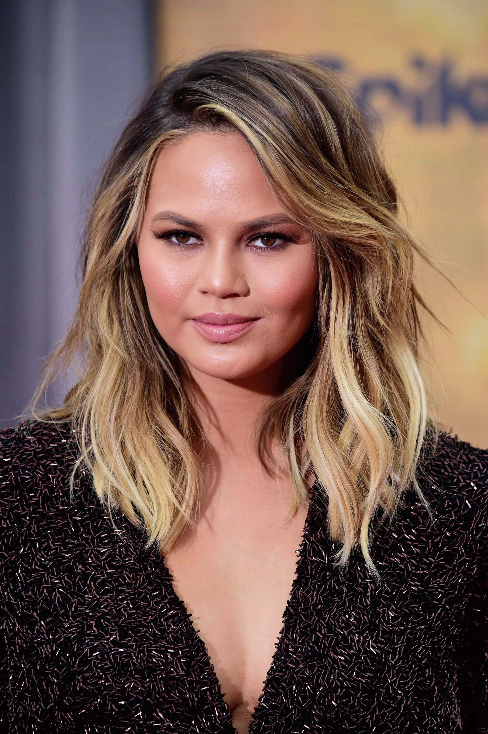 Deep brown dengan blonde balayage. (Foto: REX by Shutterstock)