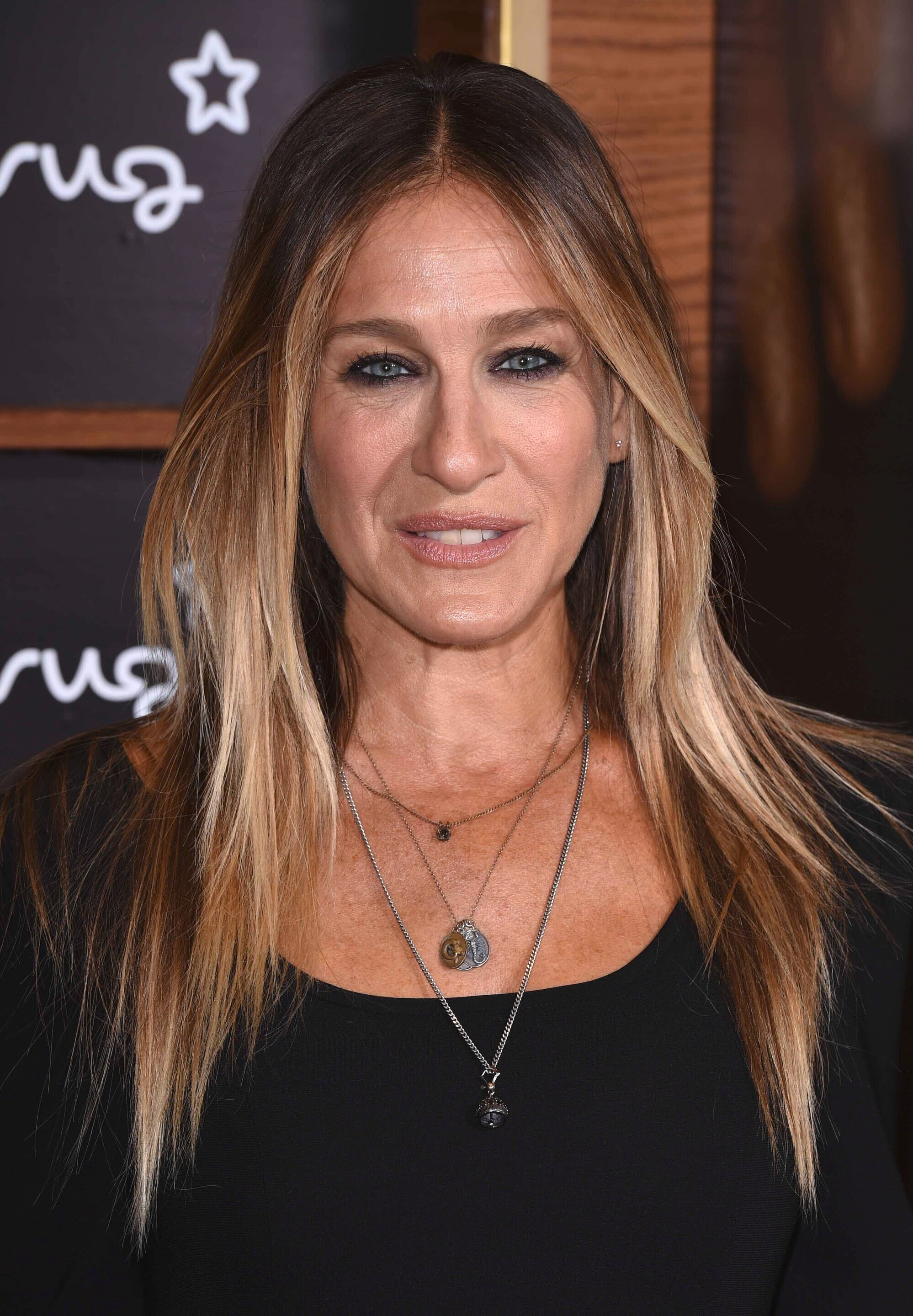 Berikan babylights pirang untuk dapatkan tampilan lebih muda. (Foto: REX by Shutterstock)