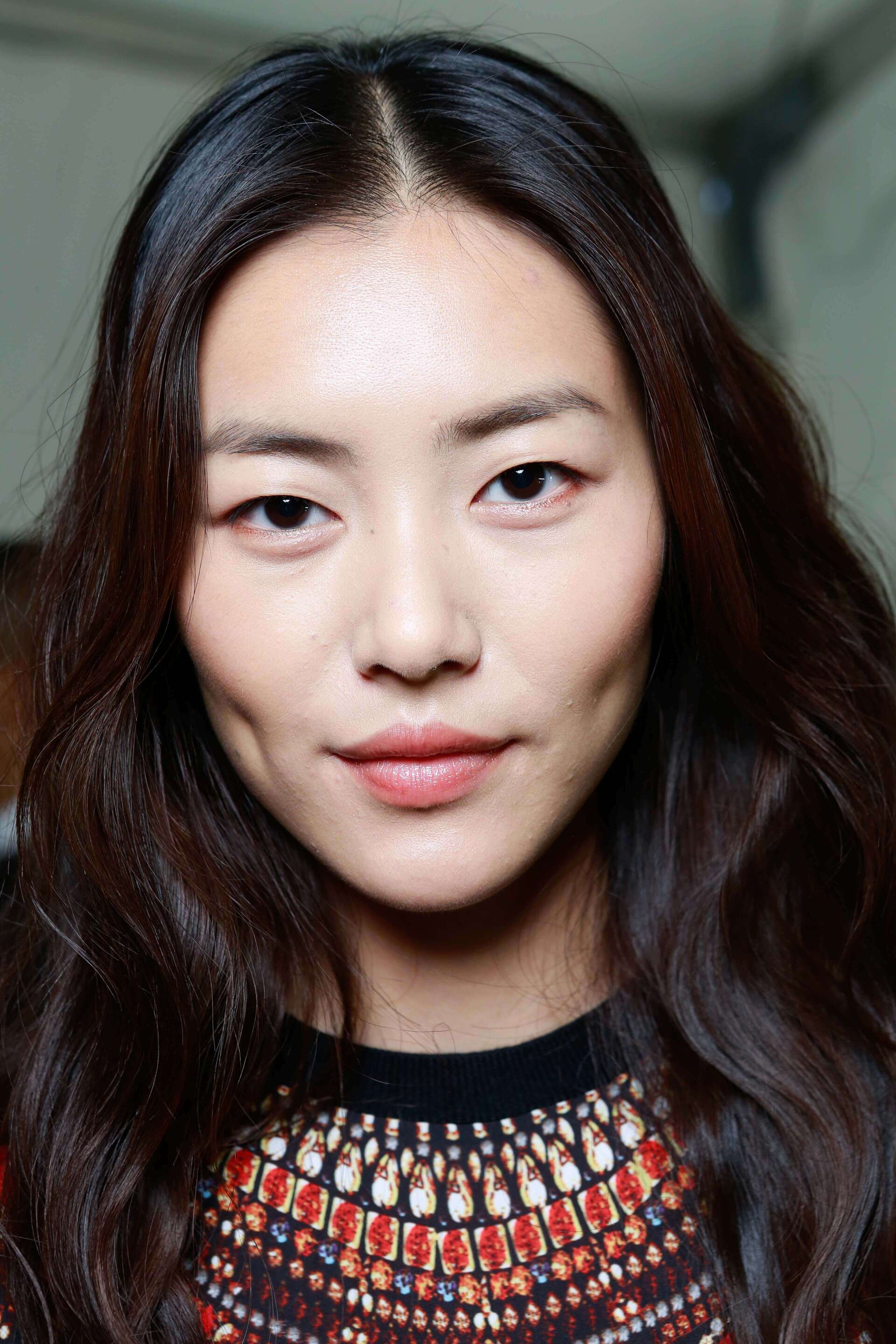 Best hairstyles for oval faces: Asian girl with pink pigtails