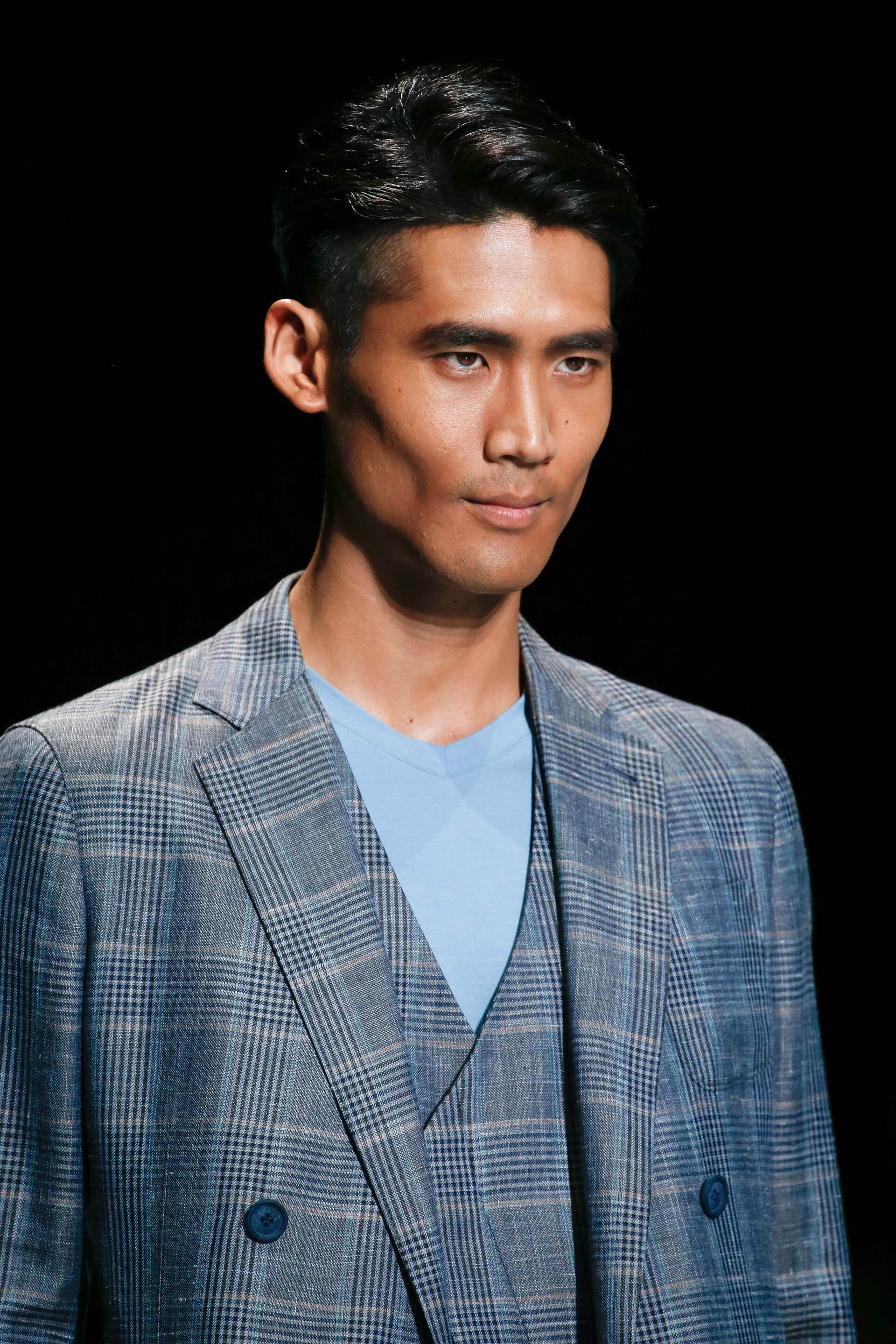 Pria Asia dengan rambut undercut.