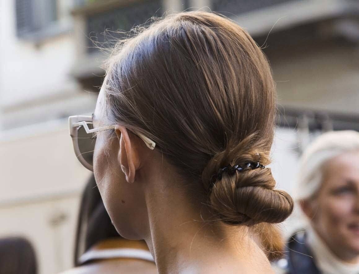 Yang kamu butuhkan hanya karet dan jepit rambut. (Foto: Indigitalimages.com)