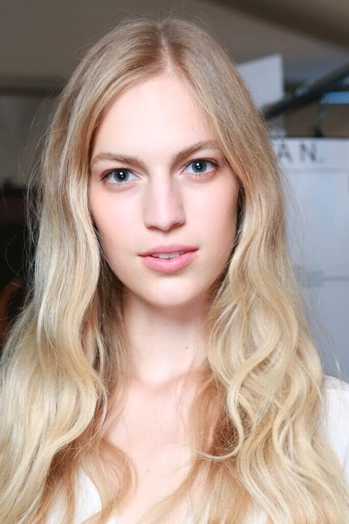 สไลด์ผมตั้งแต่ช่วงกลางลงมา (Credit: indigitalimages.com)