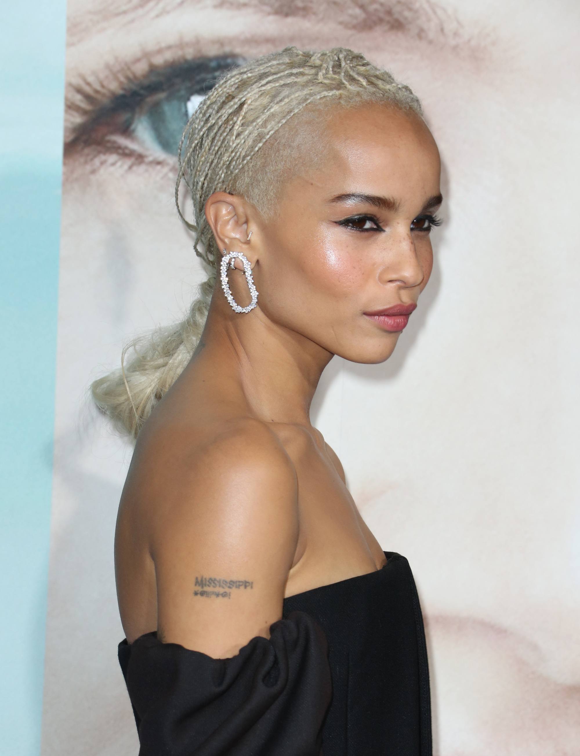 Zoe Kravitz dengan rambut cornrow warna silver.