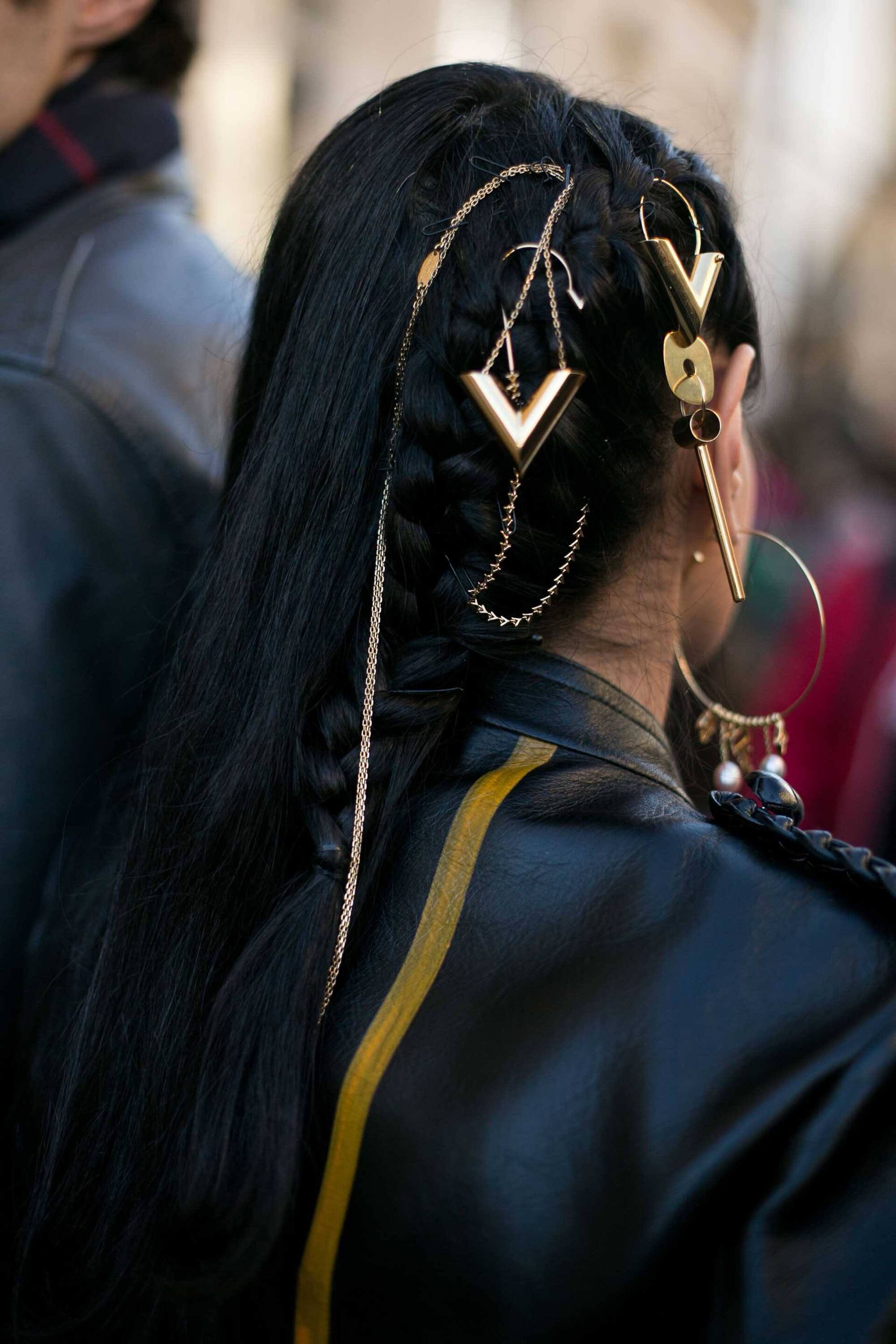 Berikan gaya kepang setengah pada salah satu sisi rambut dan paduan aksesoris. (Foto: Shutterstock)