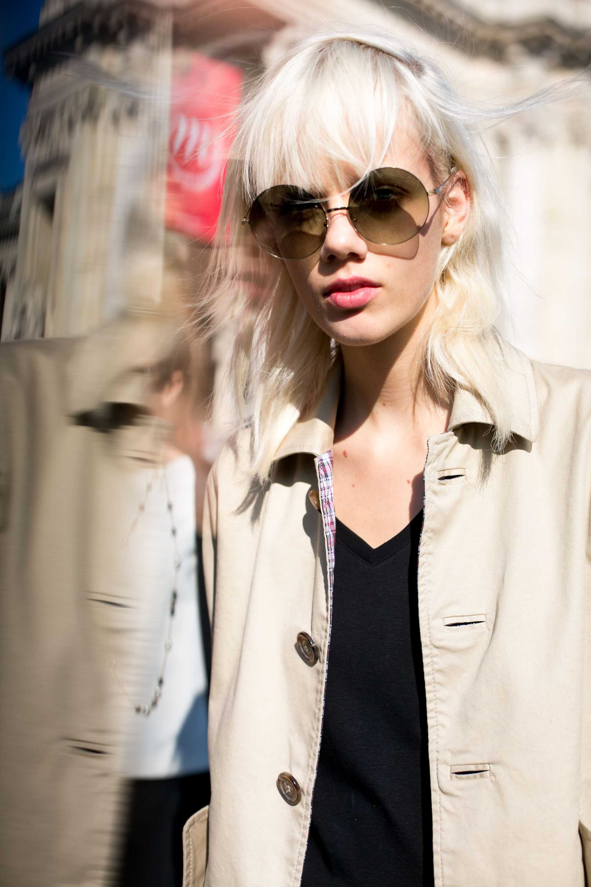 Dirty blonde - Sienna Miller with mid length straight hair and grown out bangs