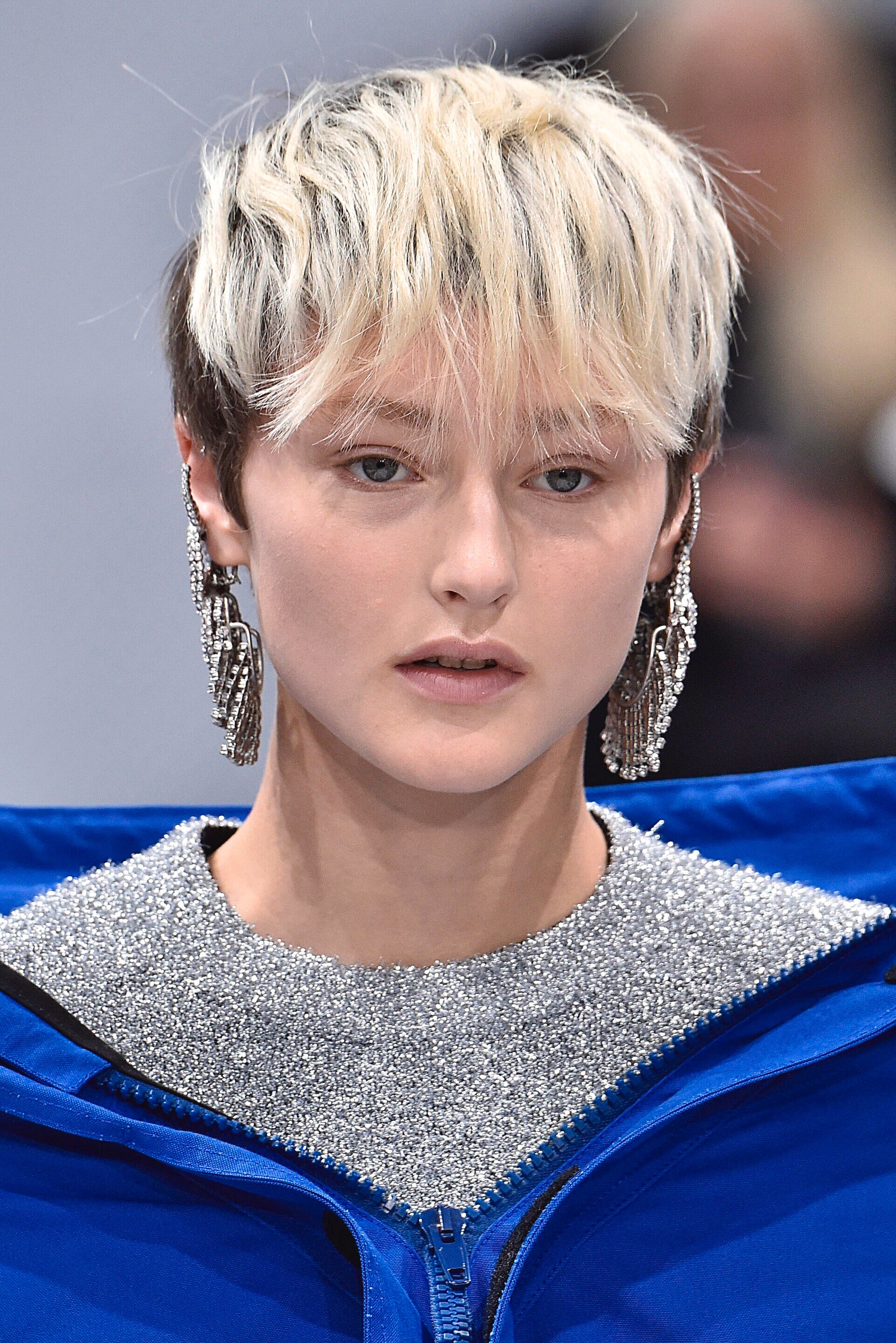 Warna rambut bleaching bleach blonde pada model rambut pixie dan undercut warna hitam.