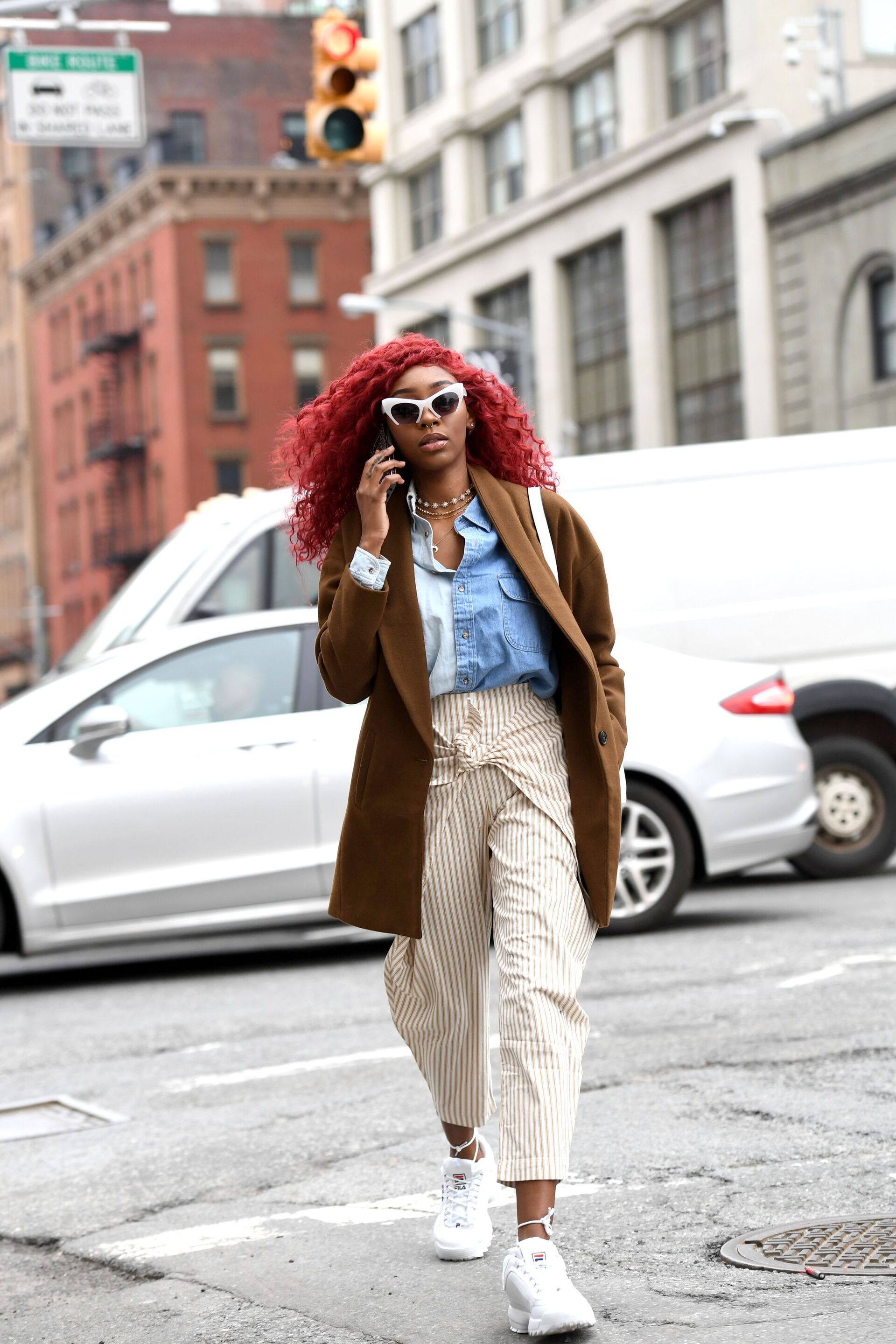 Wanita afro american dengan rambut keriting panjang warna merah di new york fashion week 2018