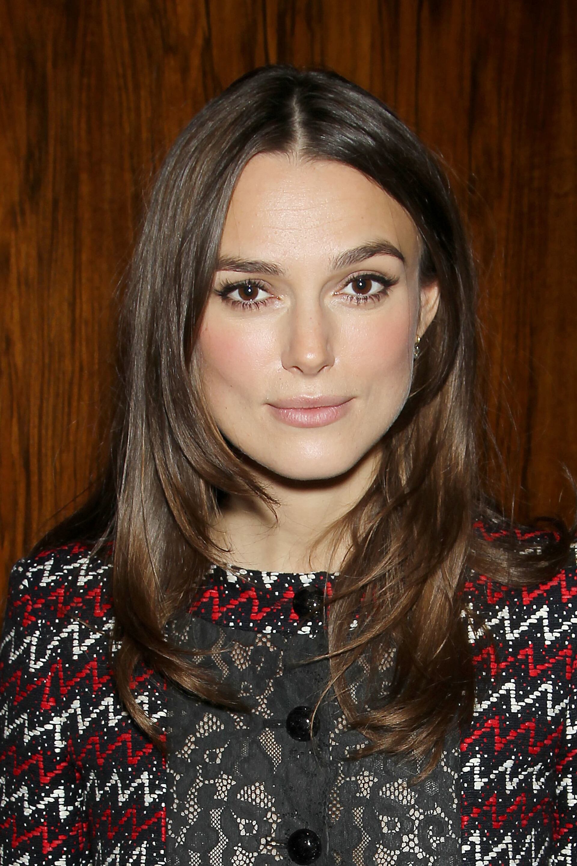 สไลด์ผมล้อมกรอบใบหน้า (Credit : Shutterstock)