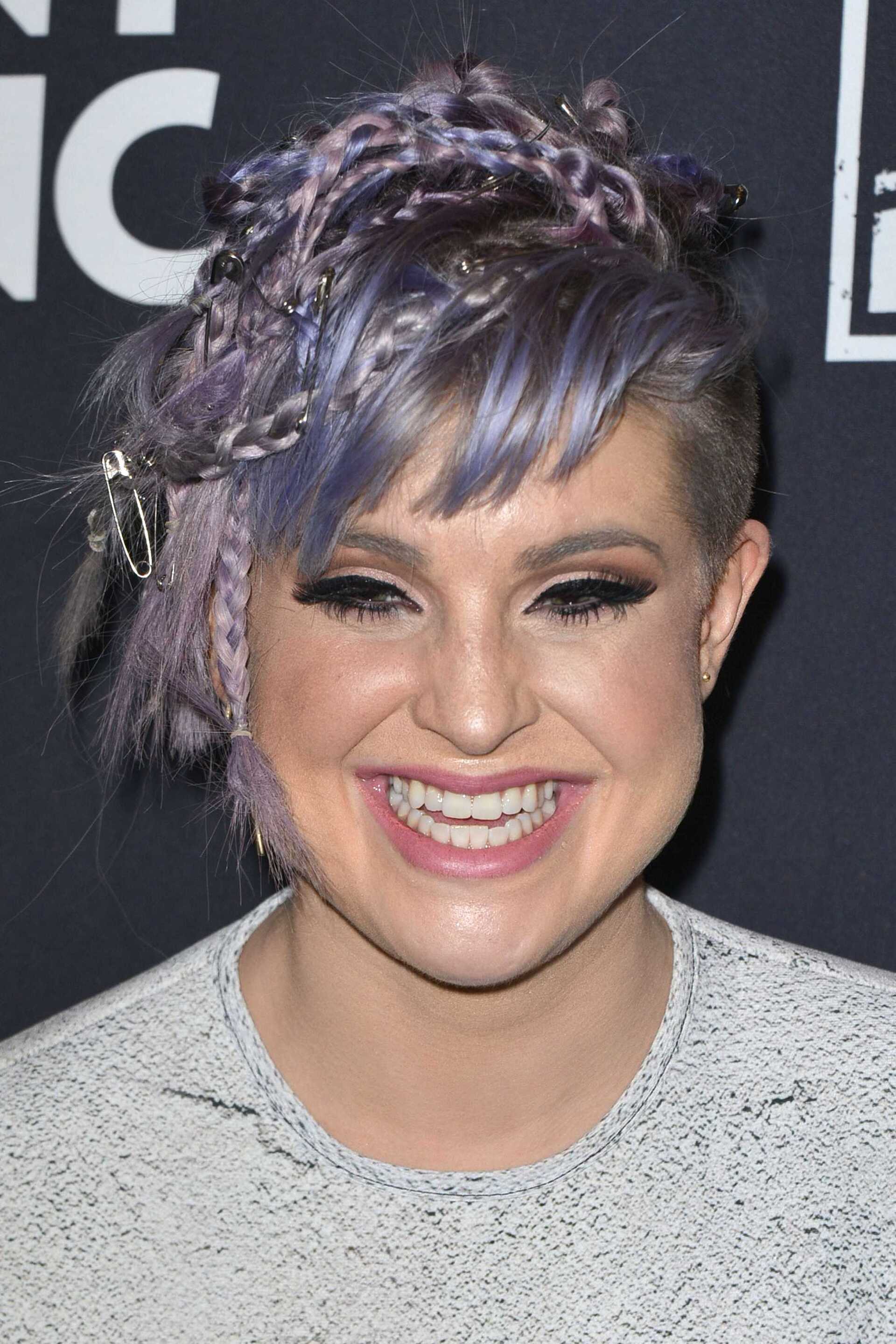 ตกแต่งทรงผมด้วยแอสเซสเซอรี่ (Credit: Rex by Shutterstock)