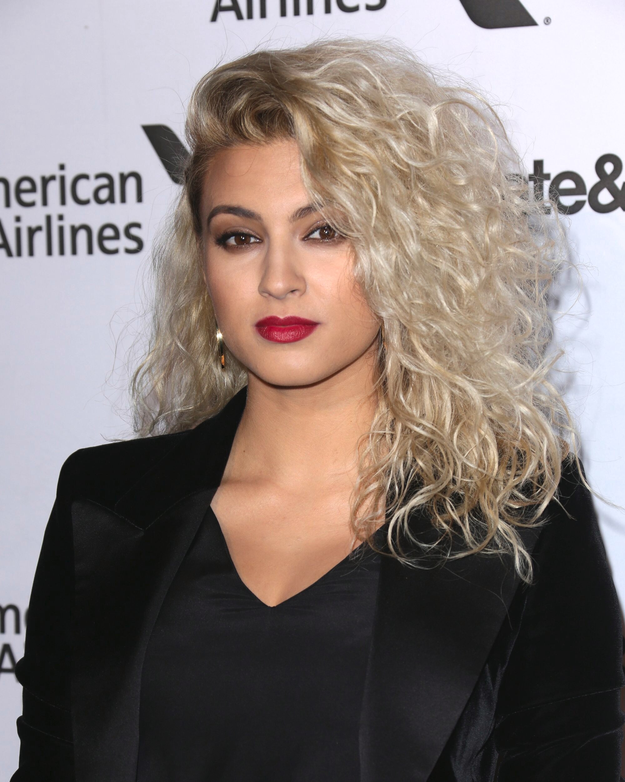 Rambut keriting juga bisa tampil manis dengan potongan bob panjang. (Foto: REX by Shutterstock)

