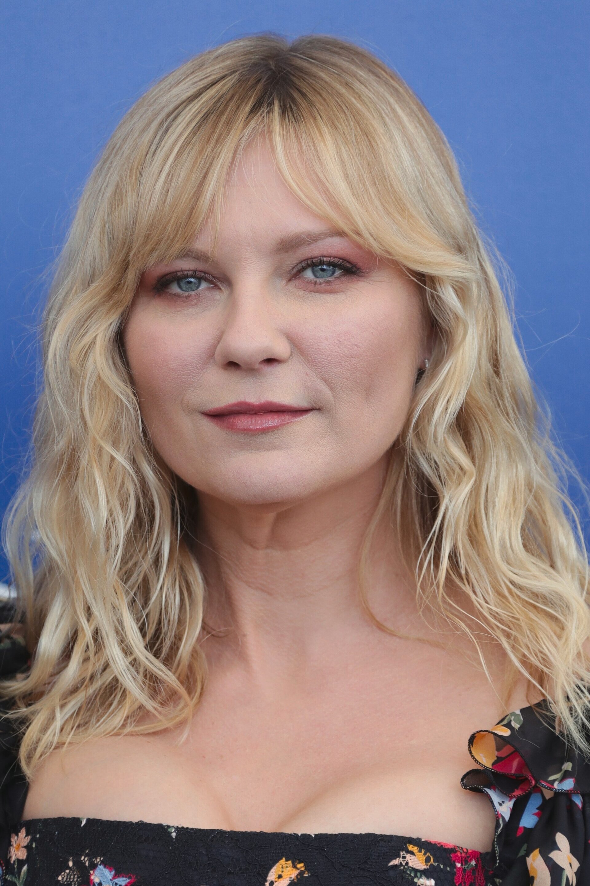 Punya wajah bulat? Coba model poni ini. (Foto: REX by Shutterstock)