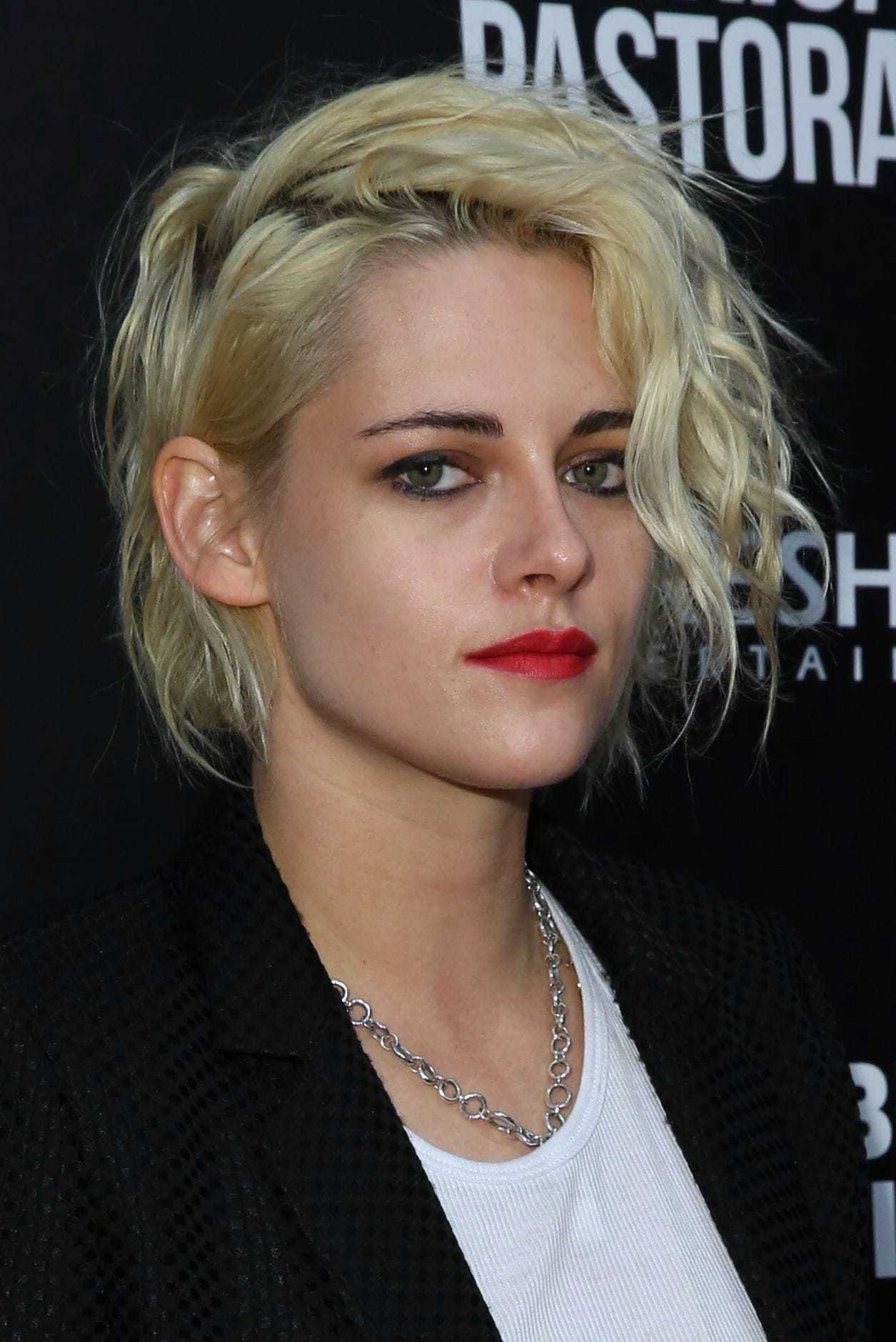 Gaya rambut wavy  belah pinggir. (Foto: REX by Shutterstock)