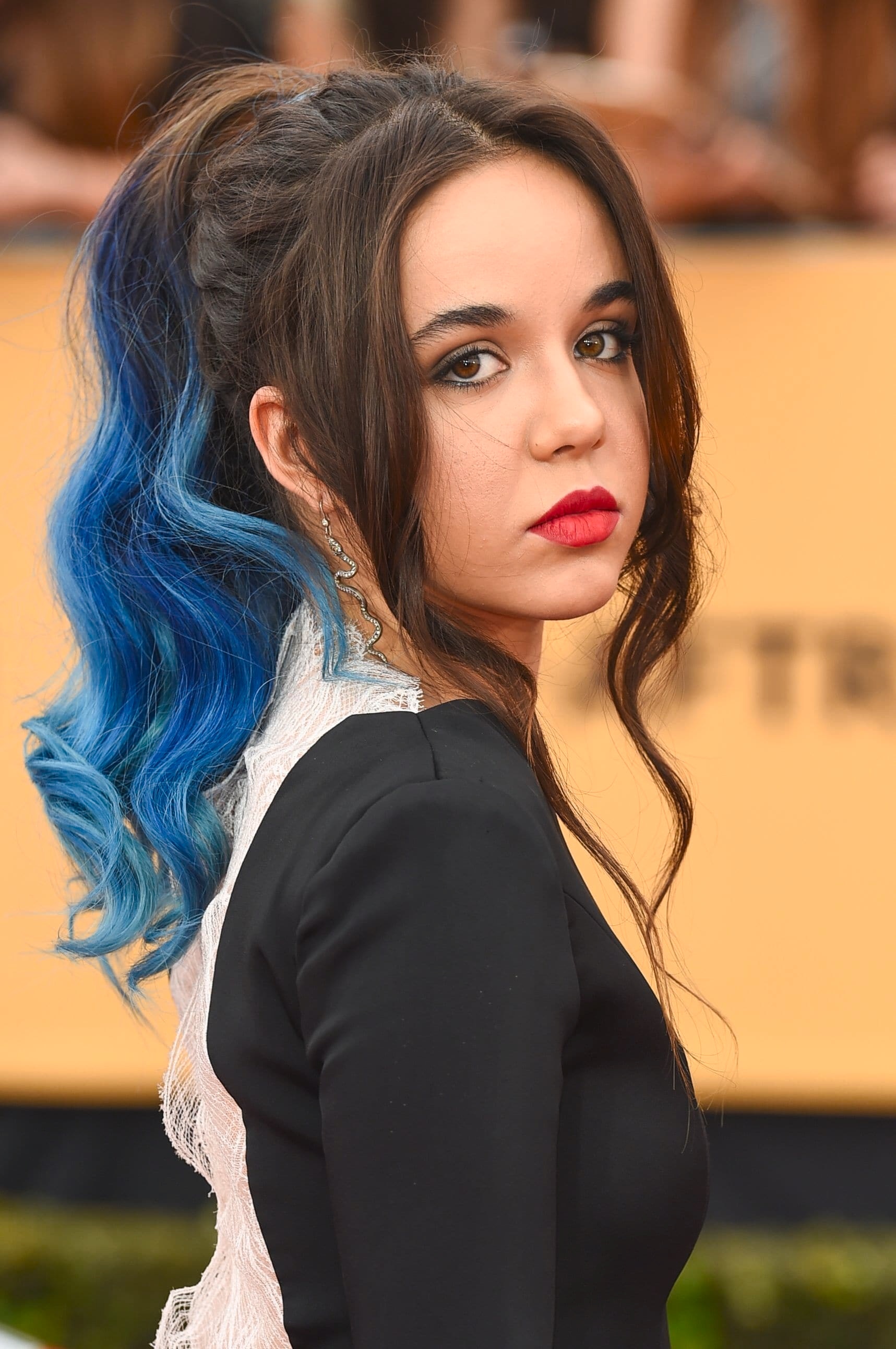 Agar tak terlihat kaku, sisir poni panjangmu dengan gaya belah samping. (Foto: REX by Shutterstock)