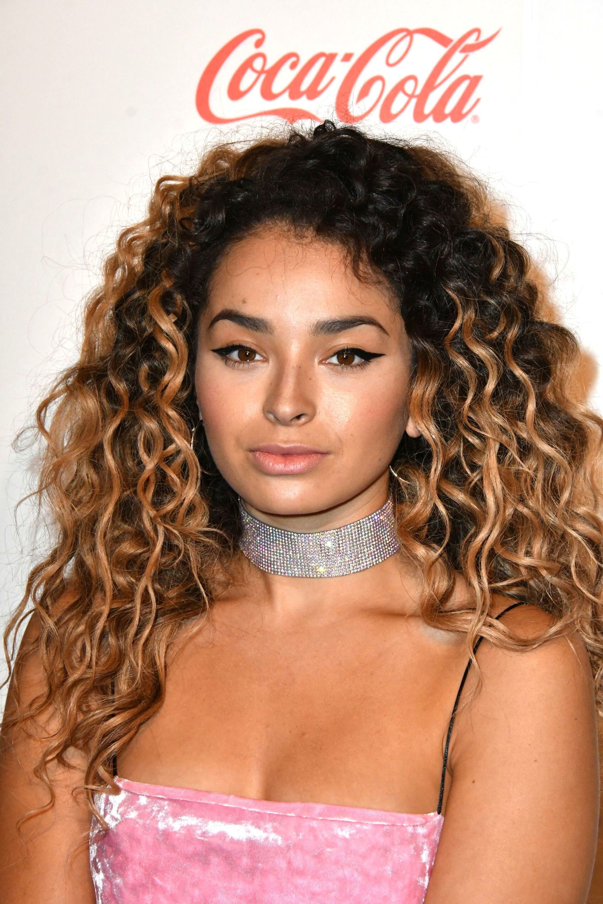 Ingin coba warna yang sedikit terang? Coba golden light brown. (Foto: REX by Shutterstock)