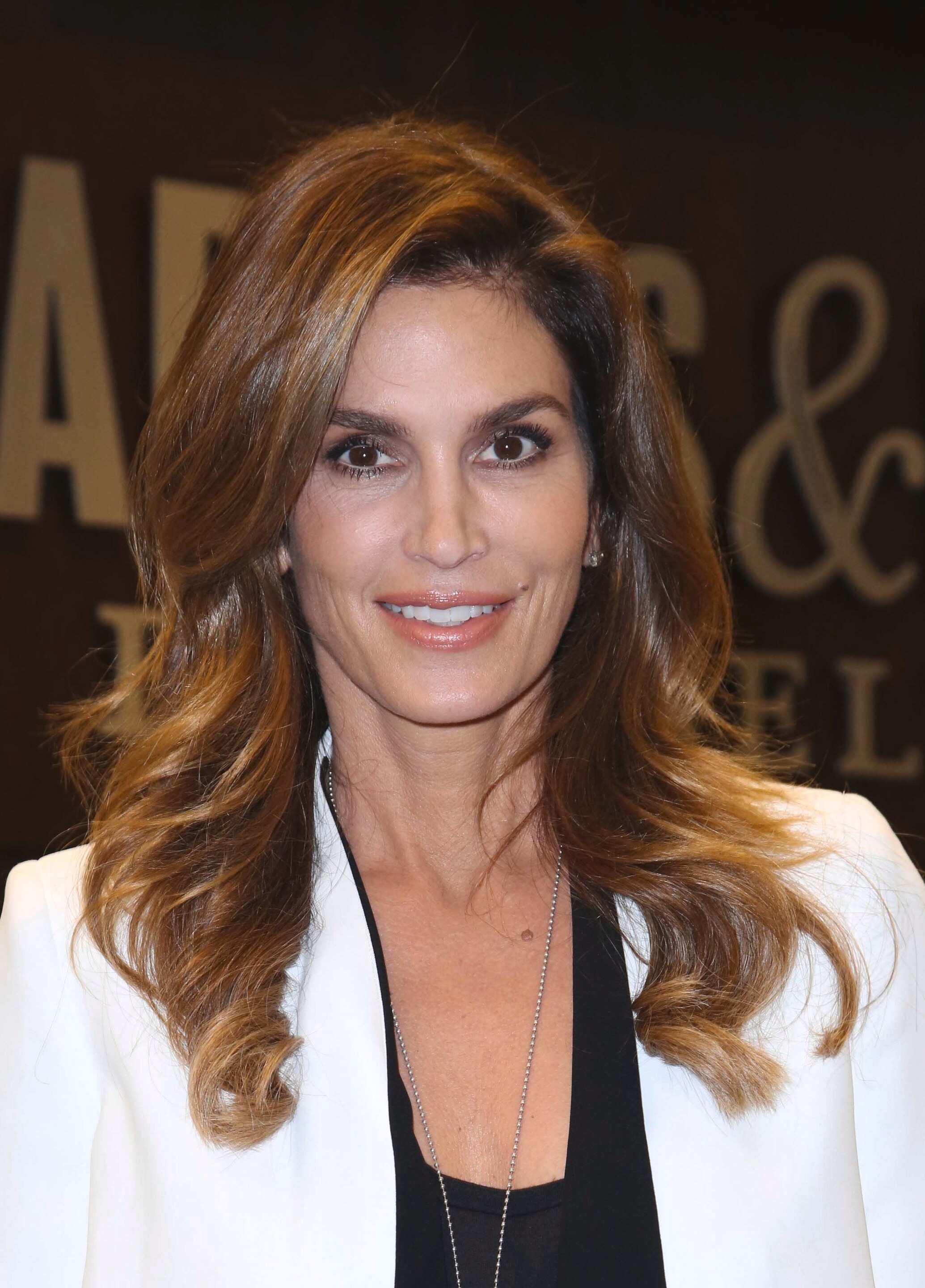 10 เทคนิค ทำผมลดอายุ กับ 43 ทรงผมผู้หญิงอายุ 50 ปี ดูสดใส อ่อนกว่าวัย