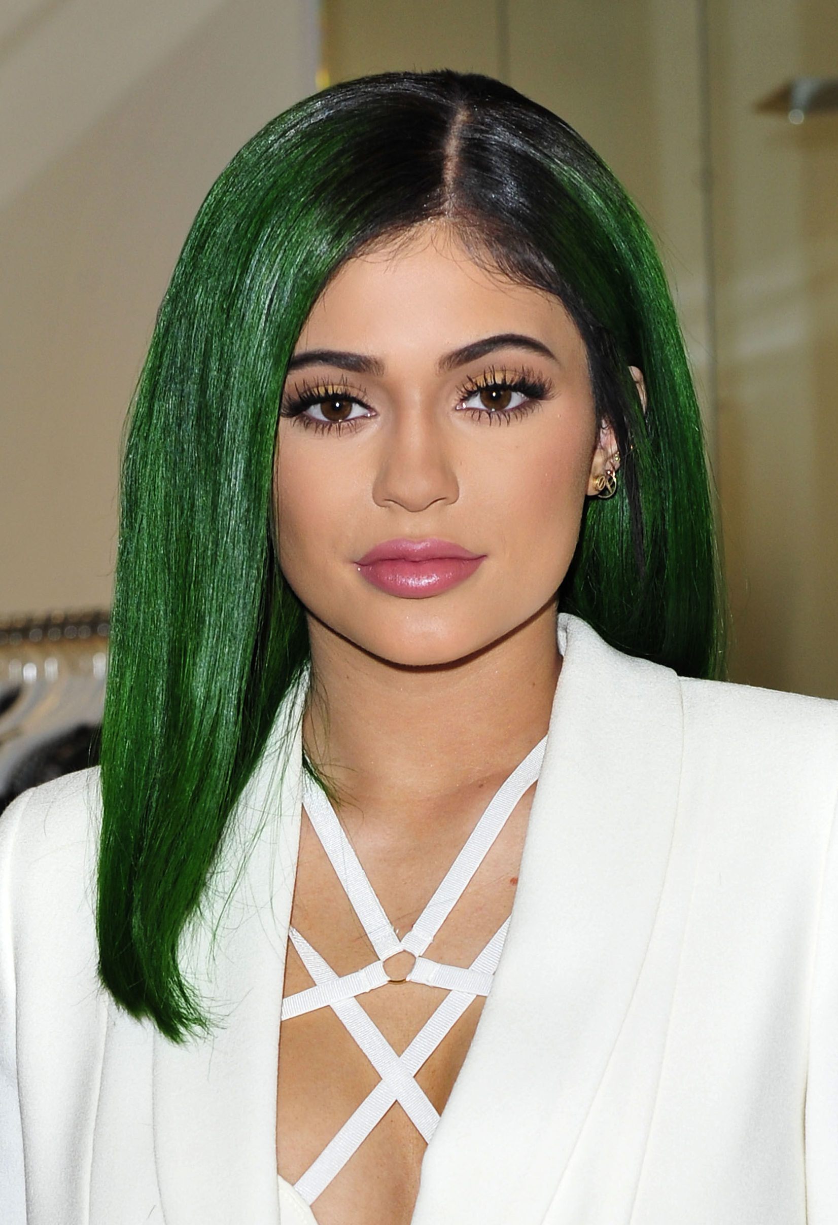Warna rambut a la mermaid yang hijau tua cocok dengan akar rambut hitam. (Foto: REX by Shutterstock)