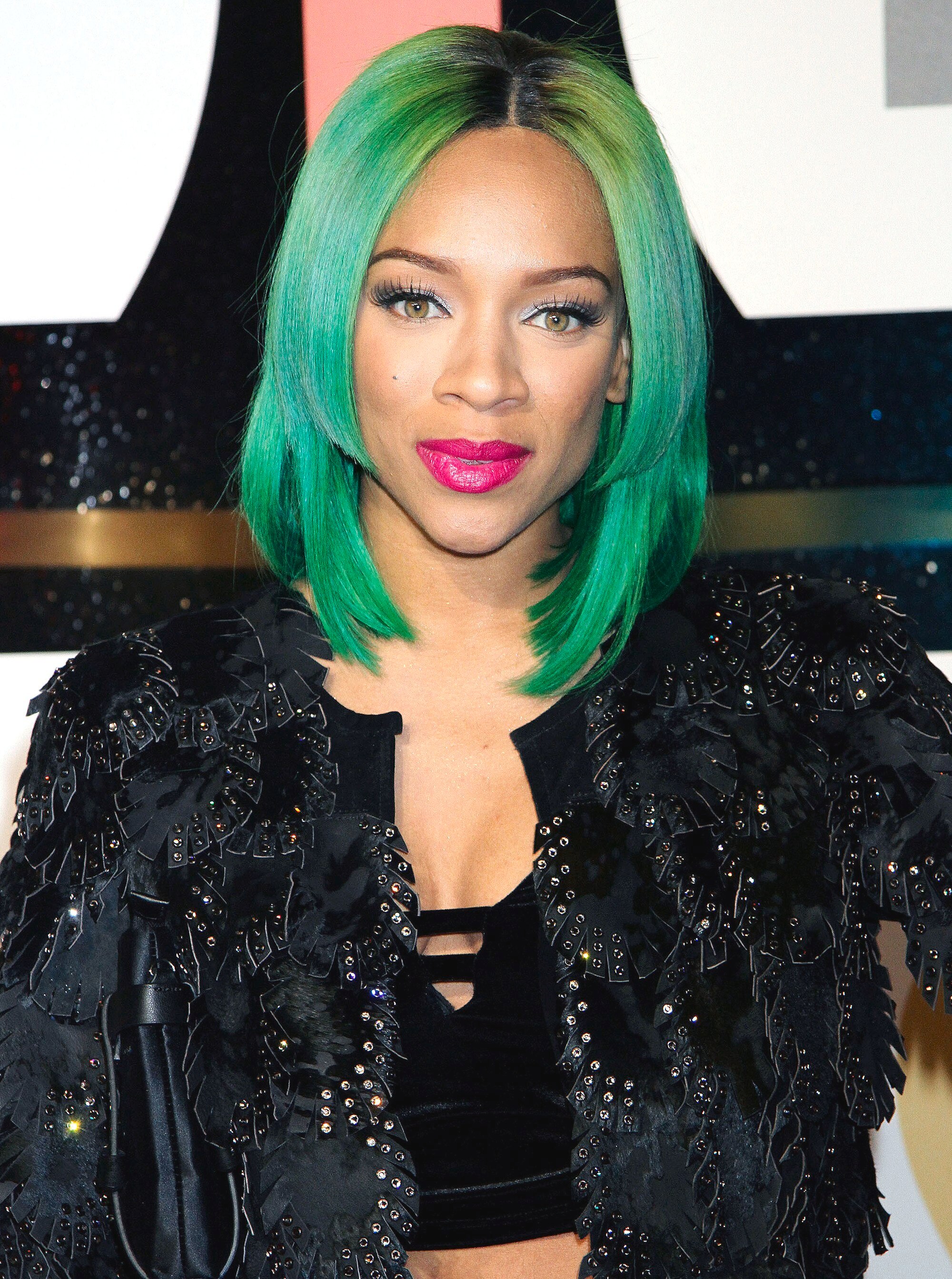 Warna rambut gelap pada potongan pixie. (Foto: REX by Shutterstock)