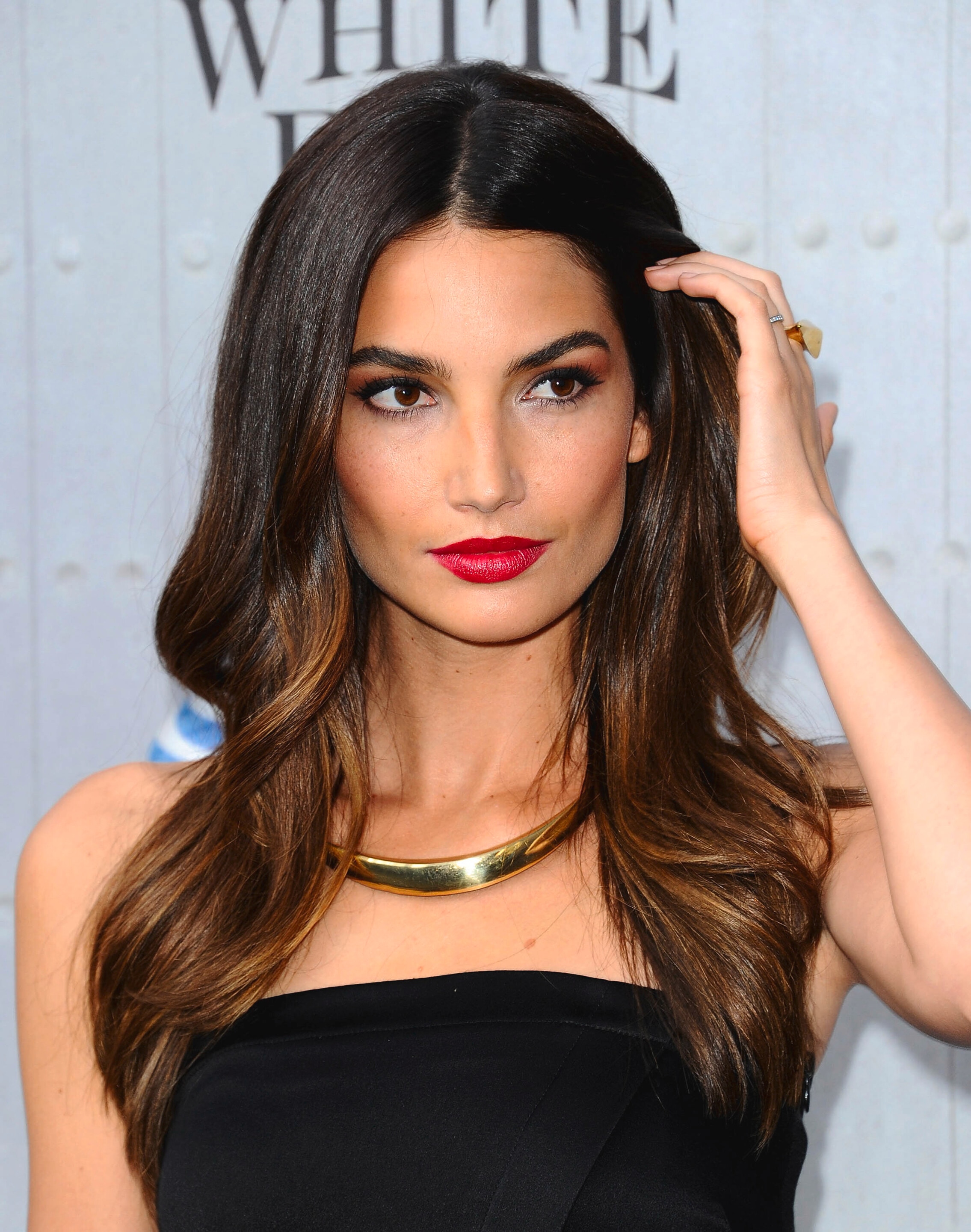 Wanita dengan rambut ombre warna golden brown (Foto: REX by Shutterstock)