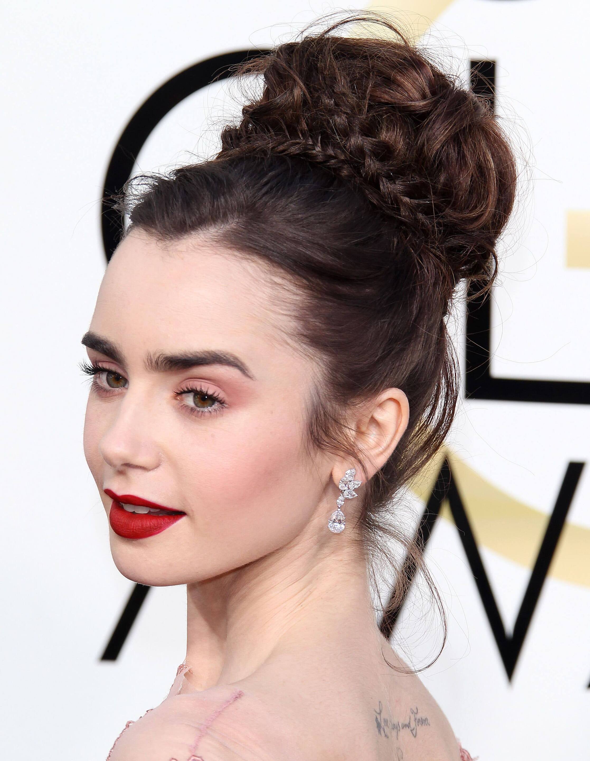 Sanggul kepang a la Lily Collins. (Foto: REX by Shutterstock)