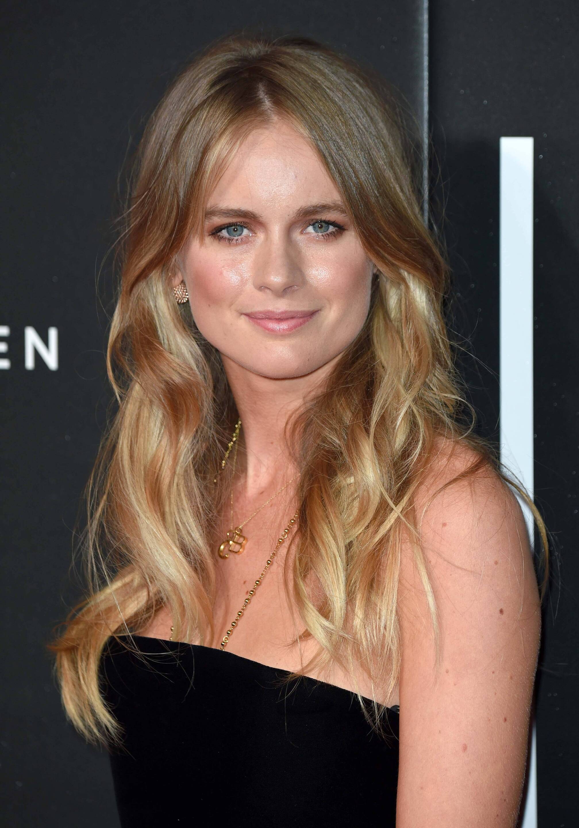 Warna cokelat gelap dengan strawberry blonde. (Foto: REX by Shutterstock)