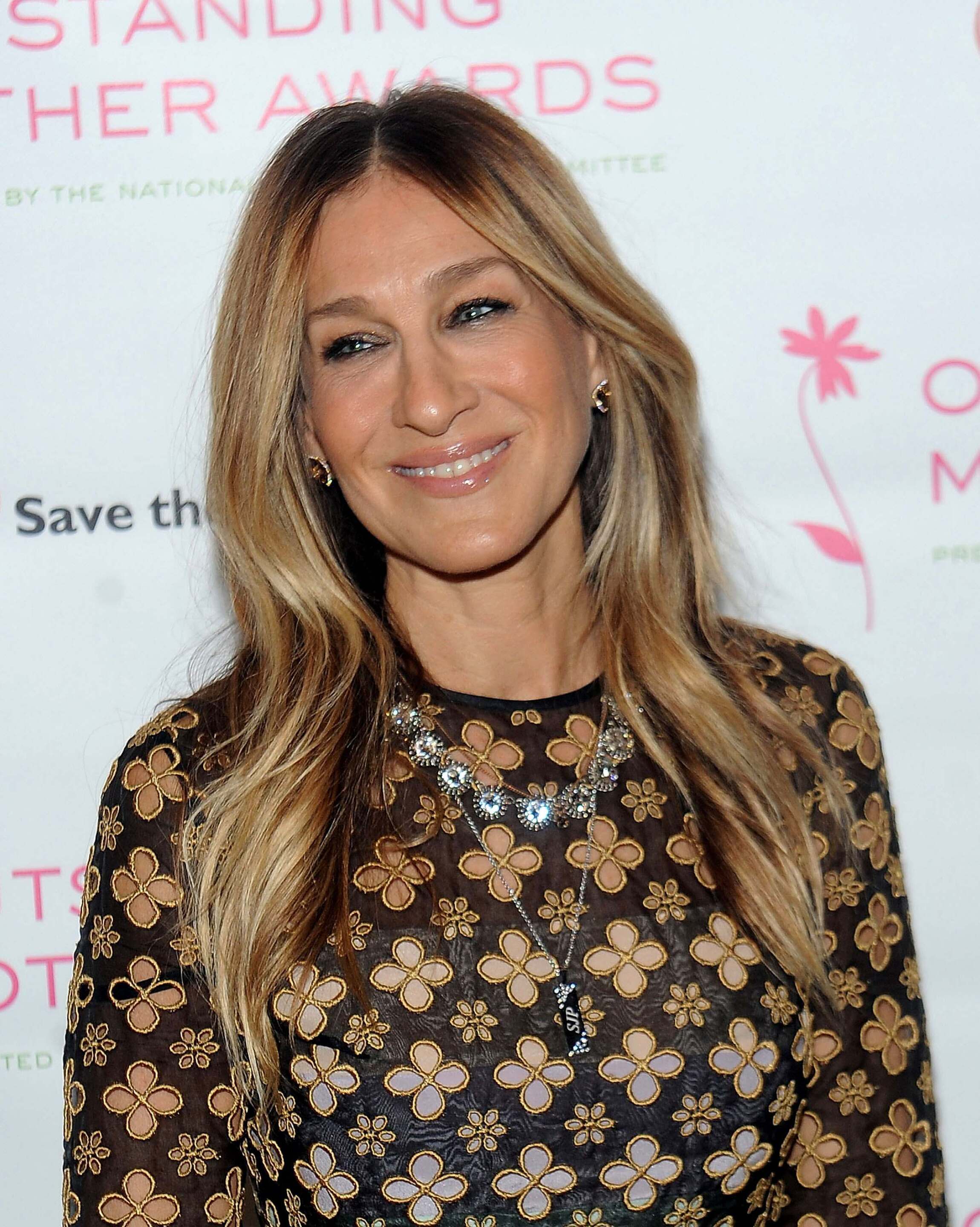 Warna rambut pirang dengan sentuhan hitam. (Foto: Getty Images)