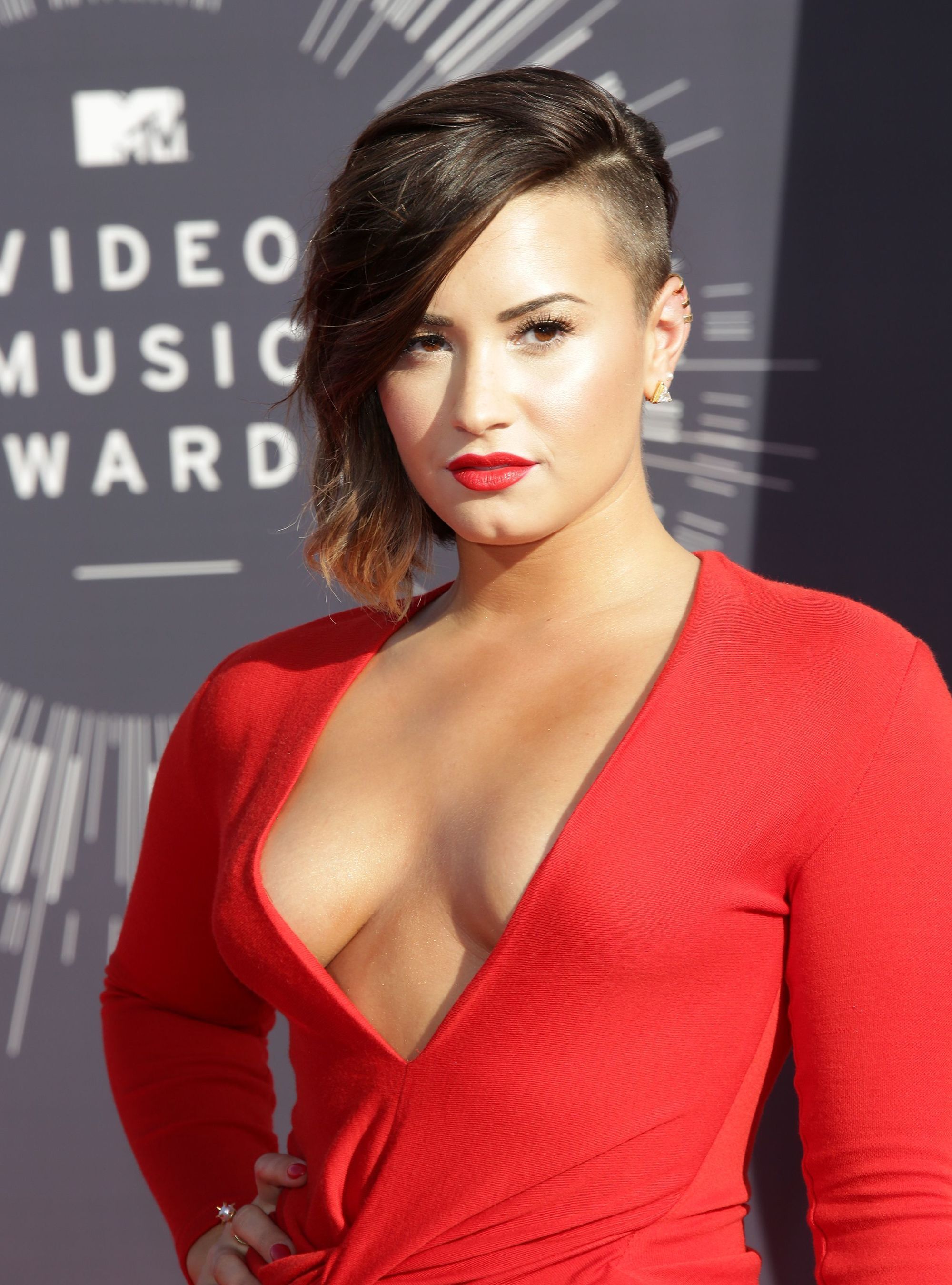 Jangan ragu untuk mencoba gaya rambut undercut. (Foto: REX by Shutterstock)