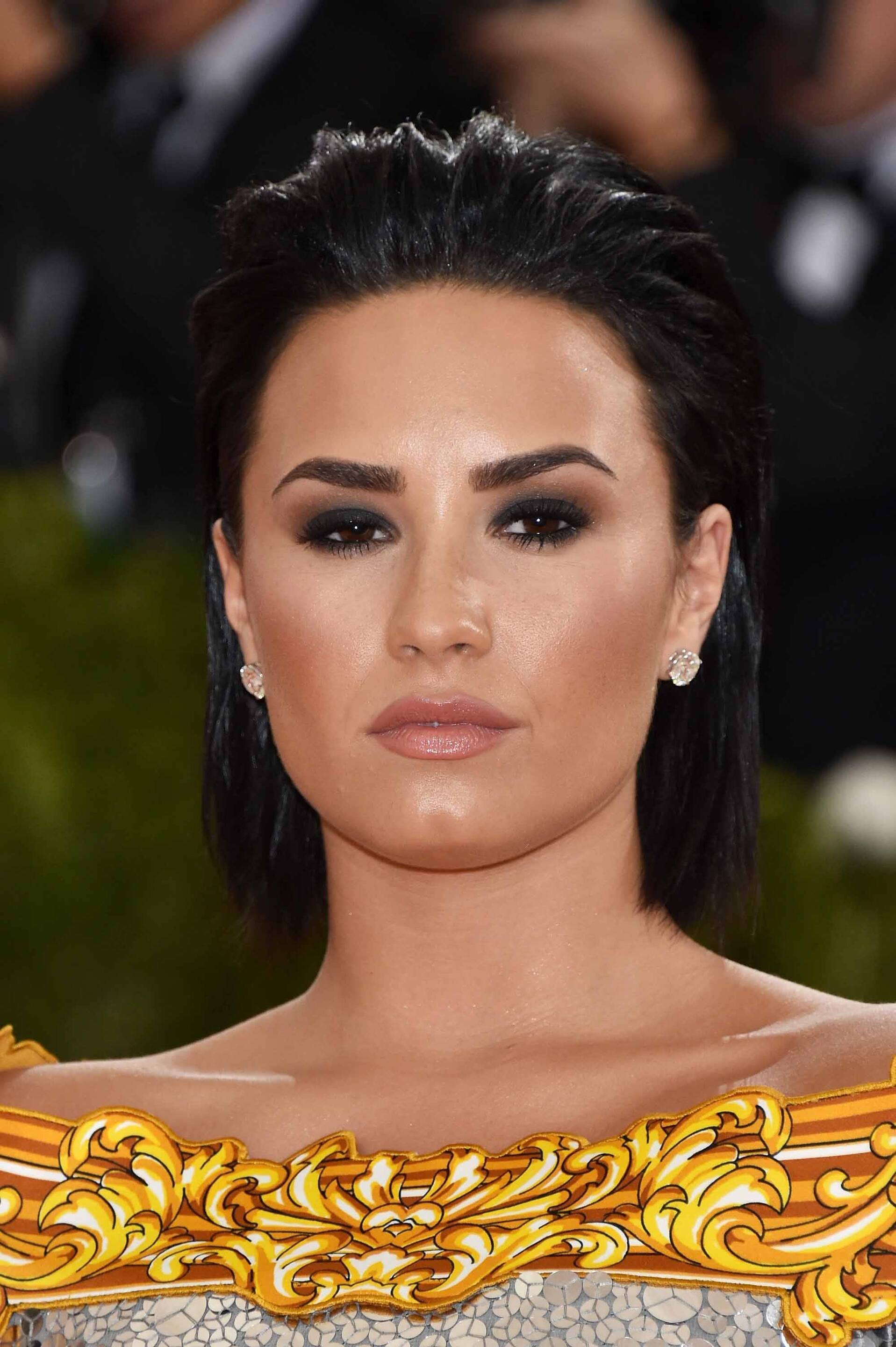 Warna rambut hitam bisa menjadi penyeimbang busana yang terlihat "ramai". (Foto: Getty Images)