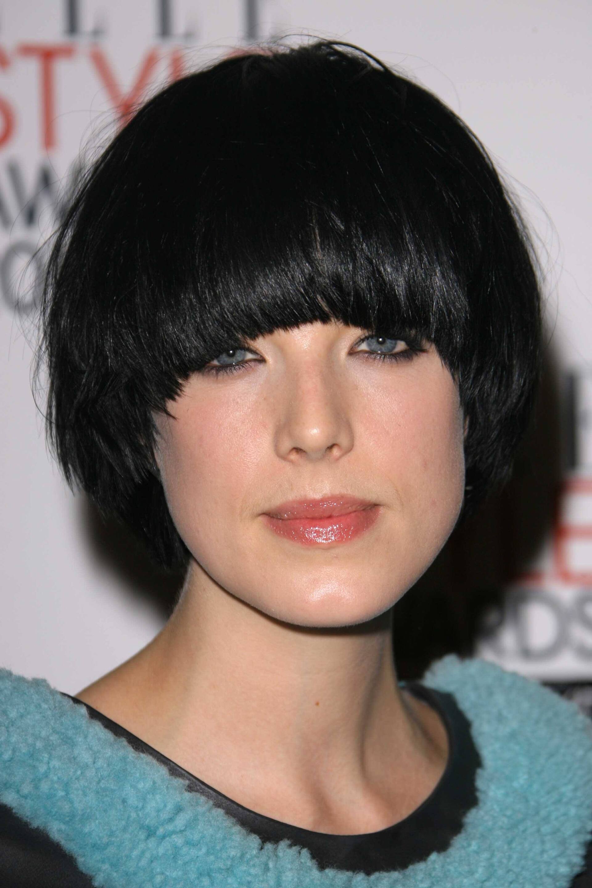 Ingin rambut bowl cut-mu terlihat epic? Biarkan warnanya hitam alami. (Foto: REX by Shutterstock)