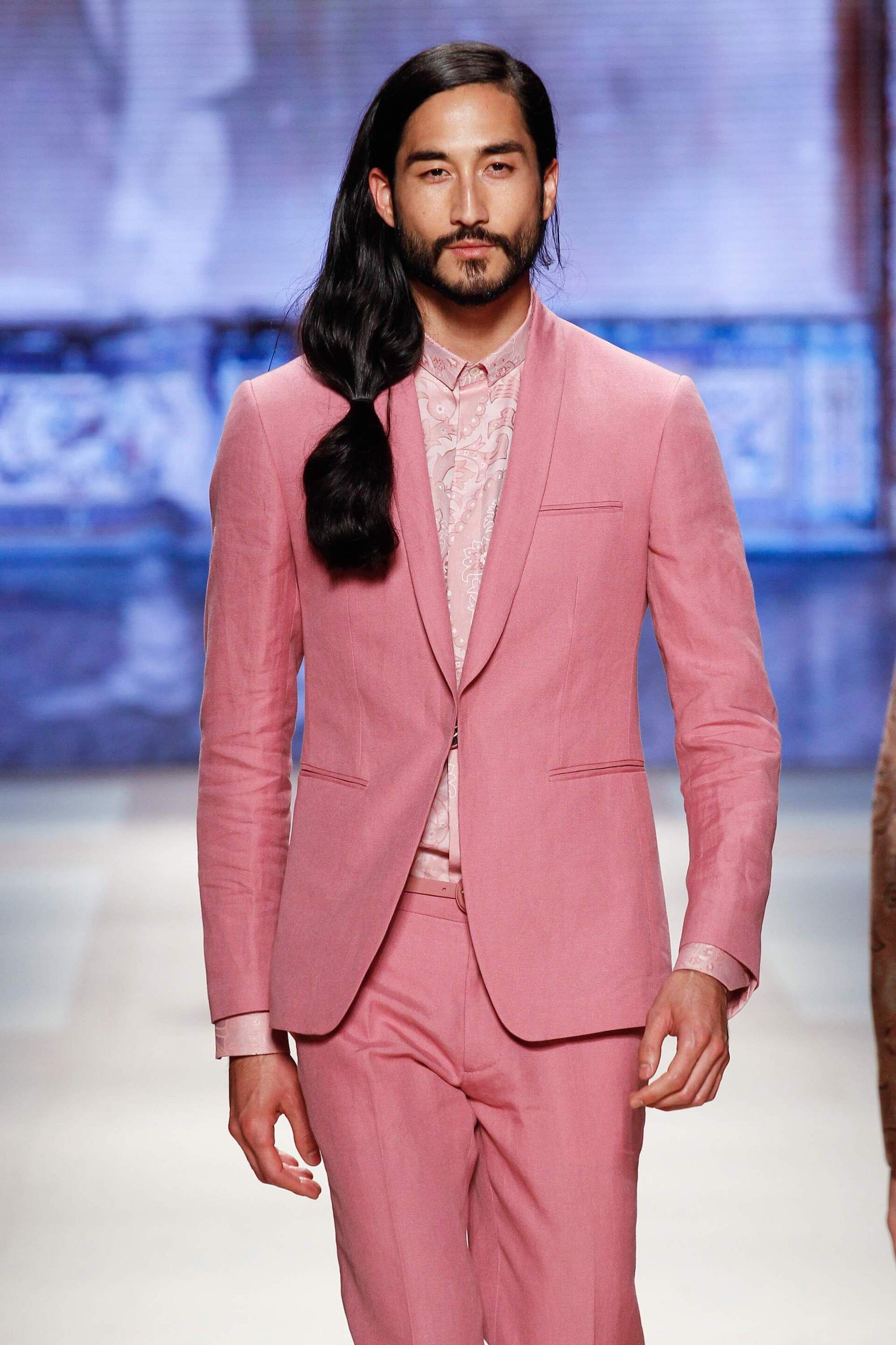 Rambut panjang juga bisa ditata ke samping (Foto: indigitalimages.com)