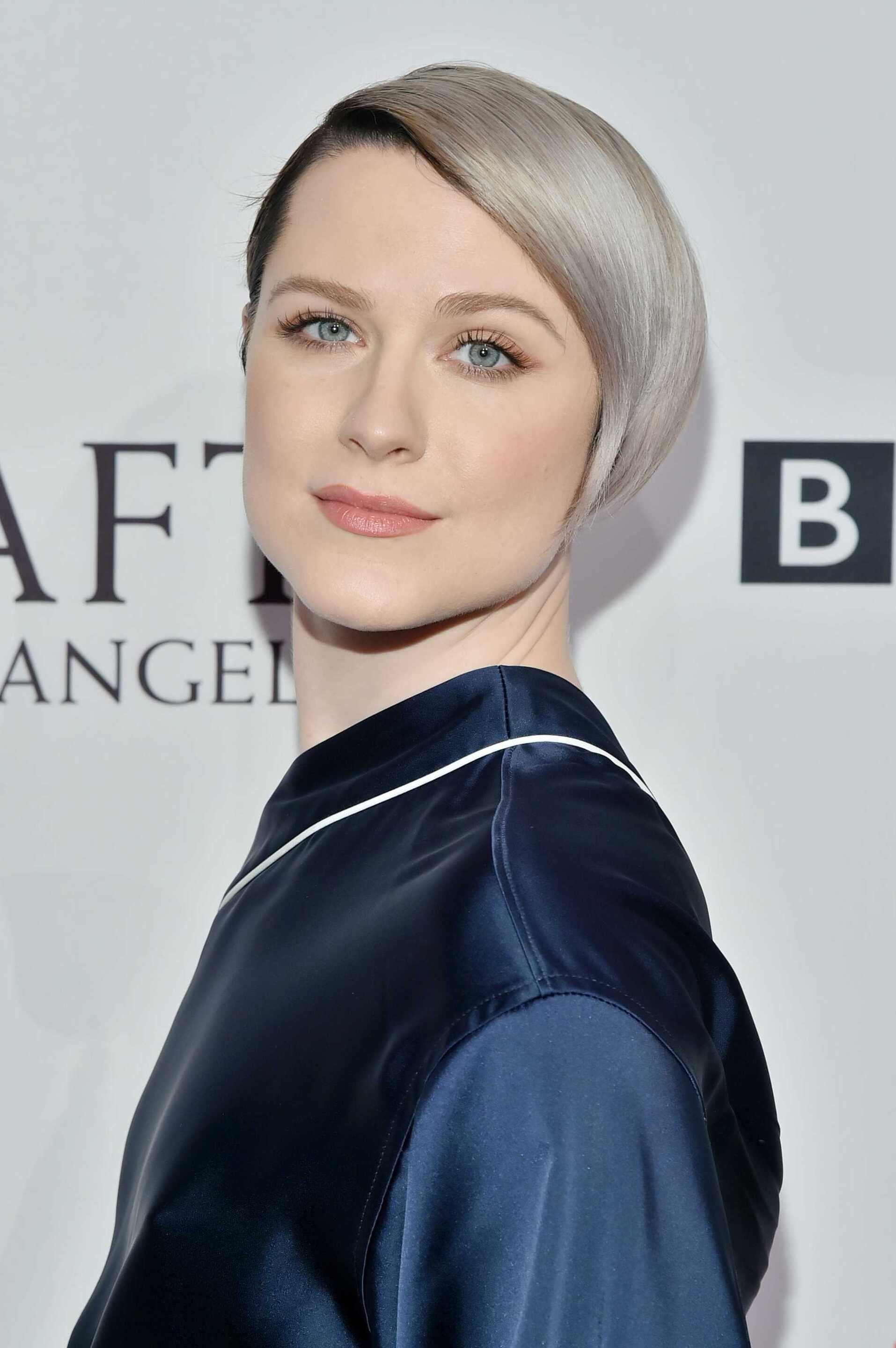 Warna rambut silver blonde pada rambut pendek. (Foto: REX by Shutterstock)