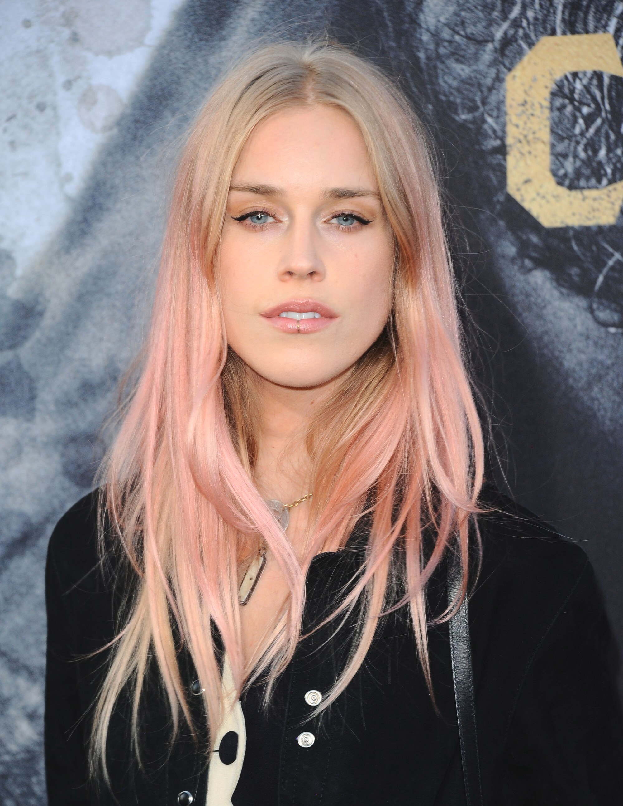 Wanita dengan rambut ombren pink