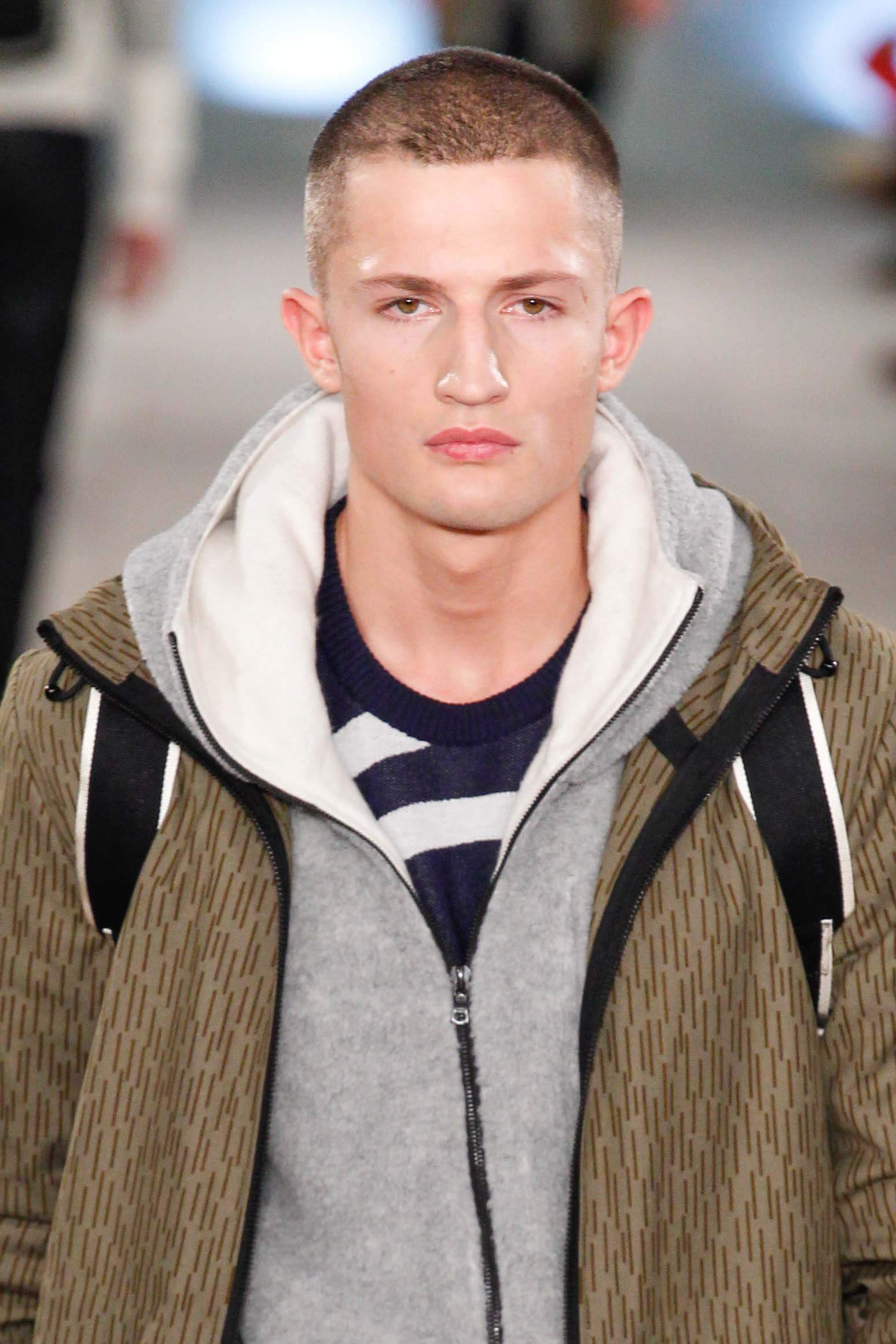 นายแบบฝรั่ง ไว้ผมทรงสกินเฮด แบบเปิดข้าง ชื่อ ทรง ผม ชาย