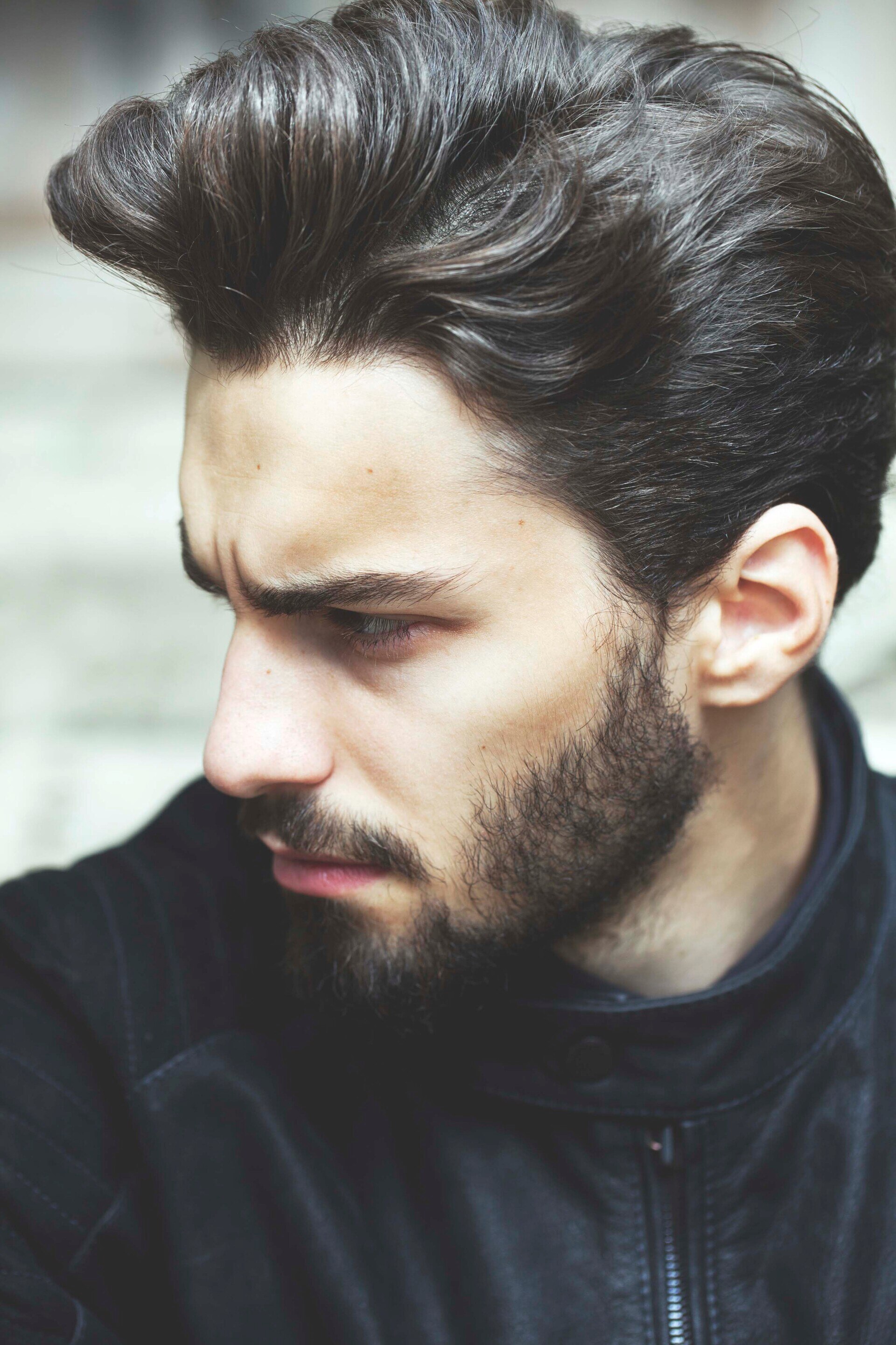 Style rambut pria ikal belah pinggir untuk rambut tebal. (Foto: iStock by Getty Images)