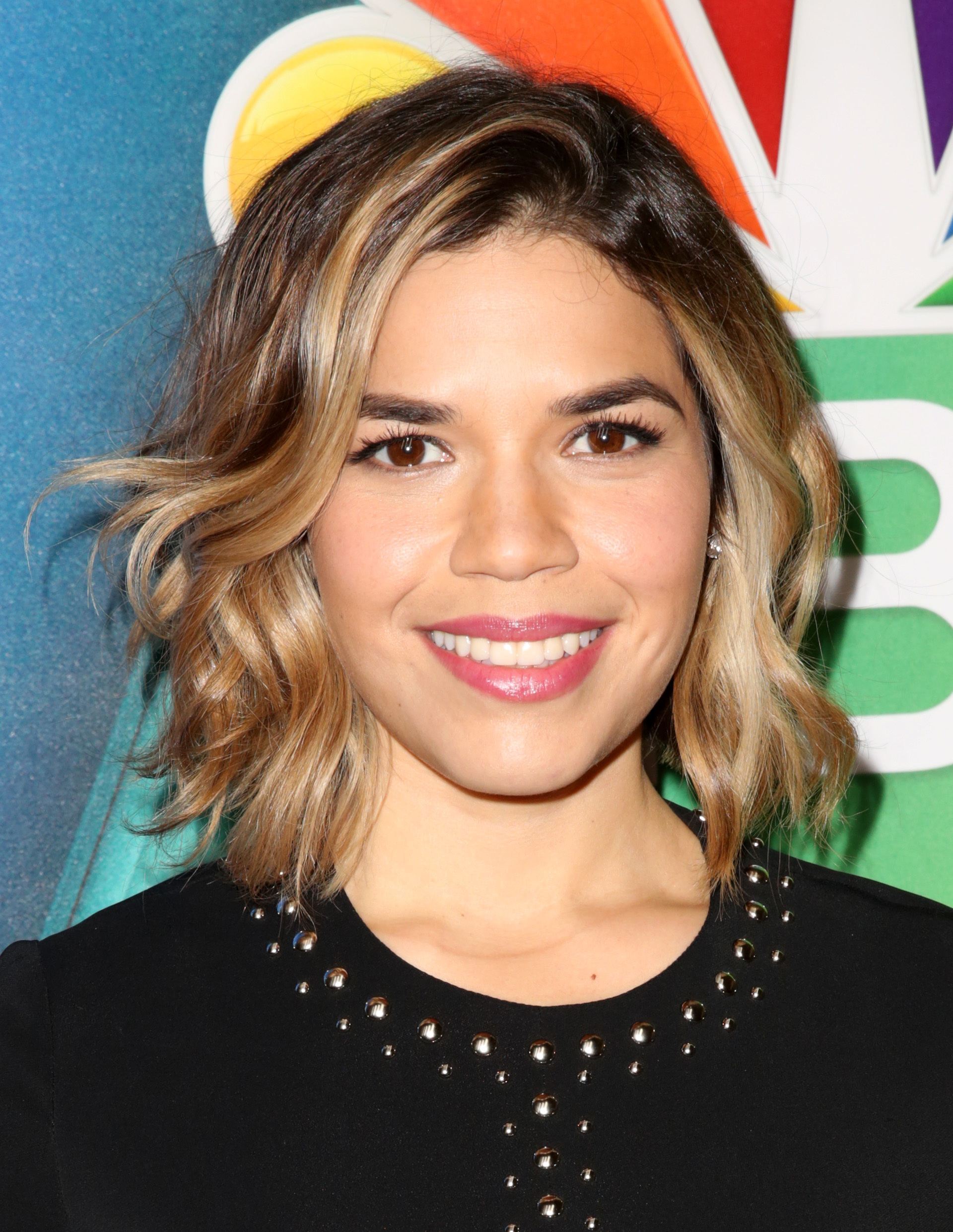 America Ferrera tampil cantik dengan rambut wavy balayage-nya. (Foto: REX by Shutterstock)