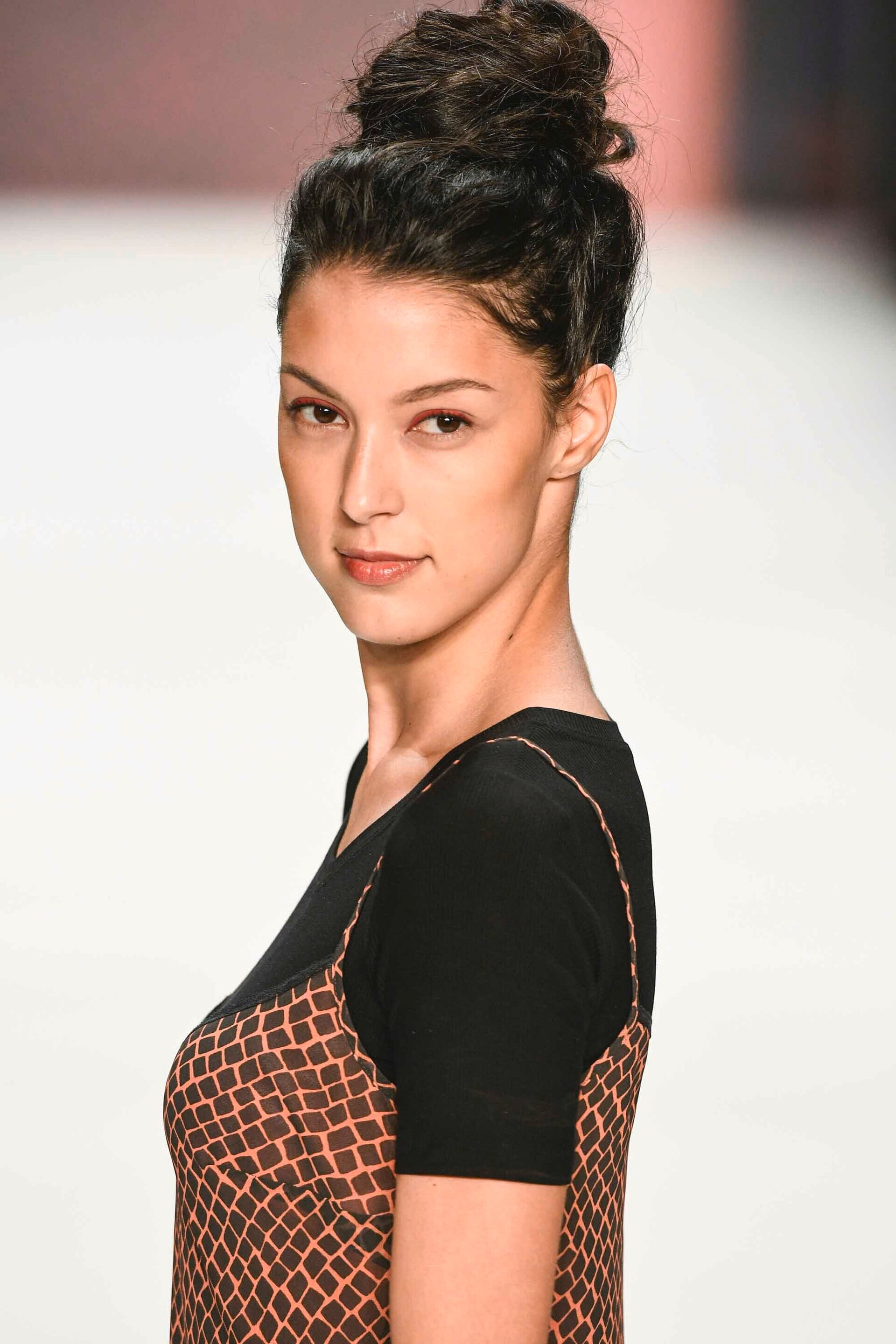 Selain model half top knot, kamu juga bisa membuatnya dengan tampilan messy. (Foto: Indigitalimages.com)
