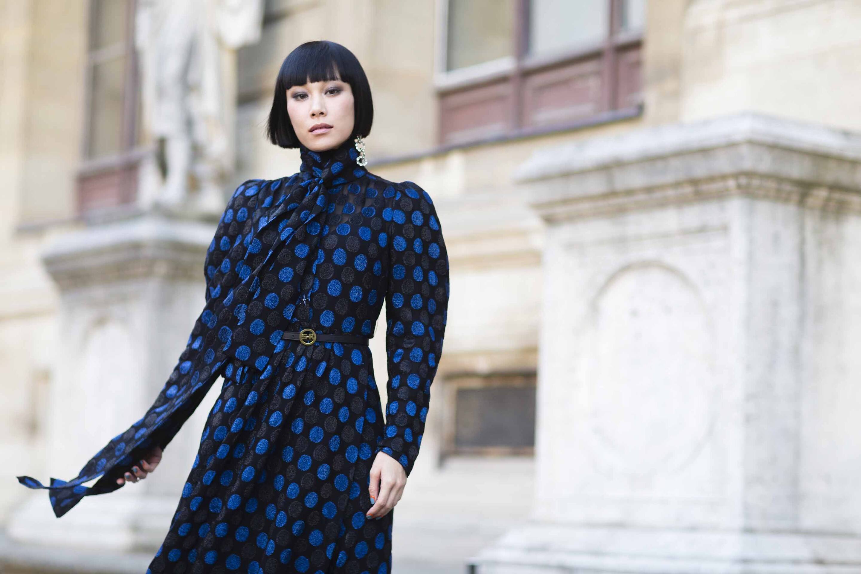 Tampil klasik dengan poni depan berpotongan rata. (Foto: Indigitalimages.com)