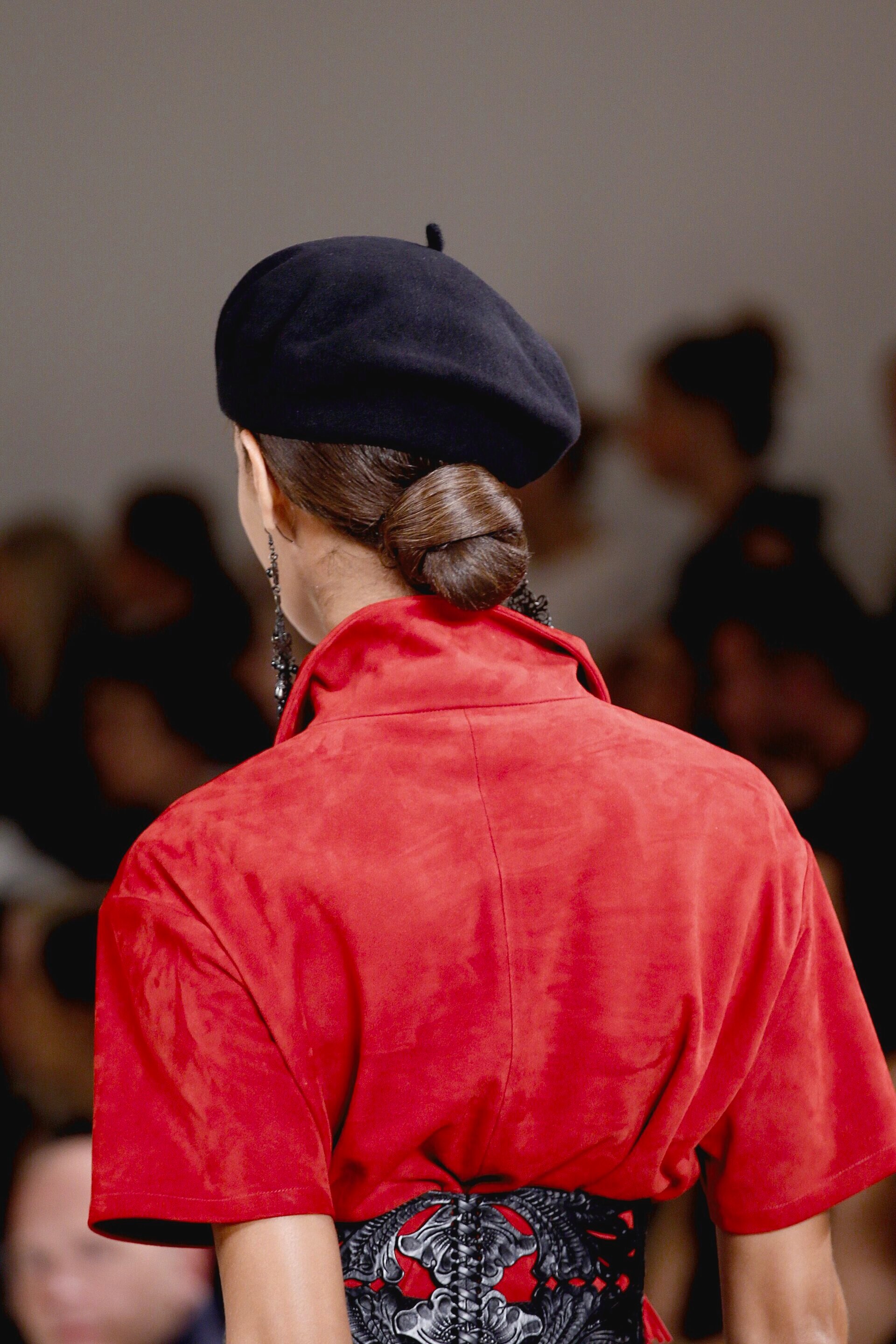 Kamu bisa coba gaya rambut chignon twist dengan paduan beret. (Foto: indigitalimages.com)