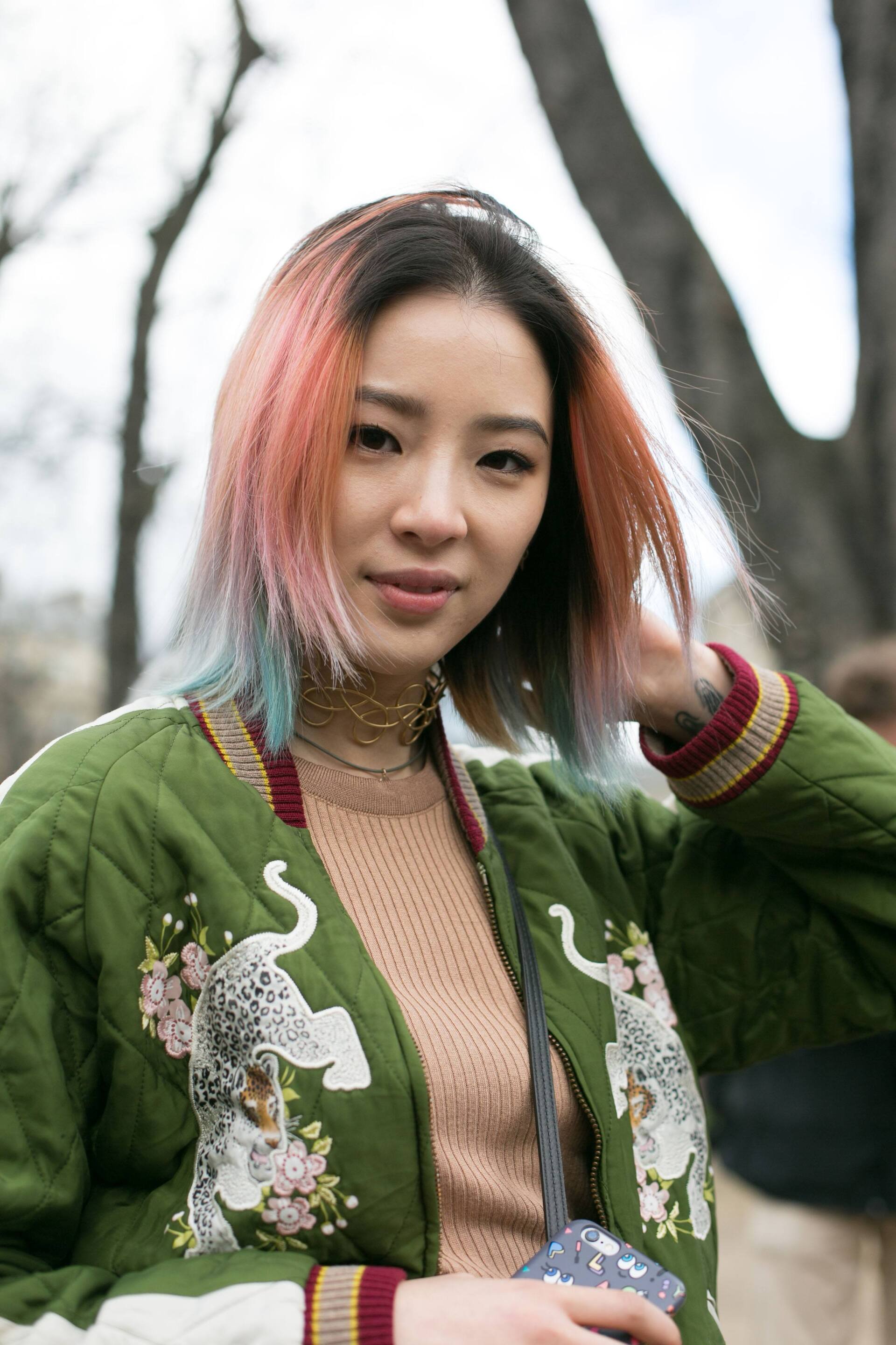 Tingkatkan tampilan rambut shaggy-mu dengan ombre beberapa warna. (Foto: Indigitalimages)