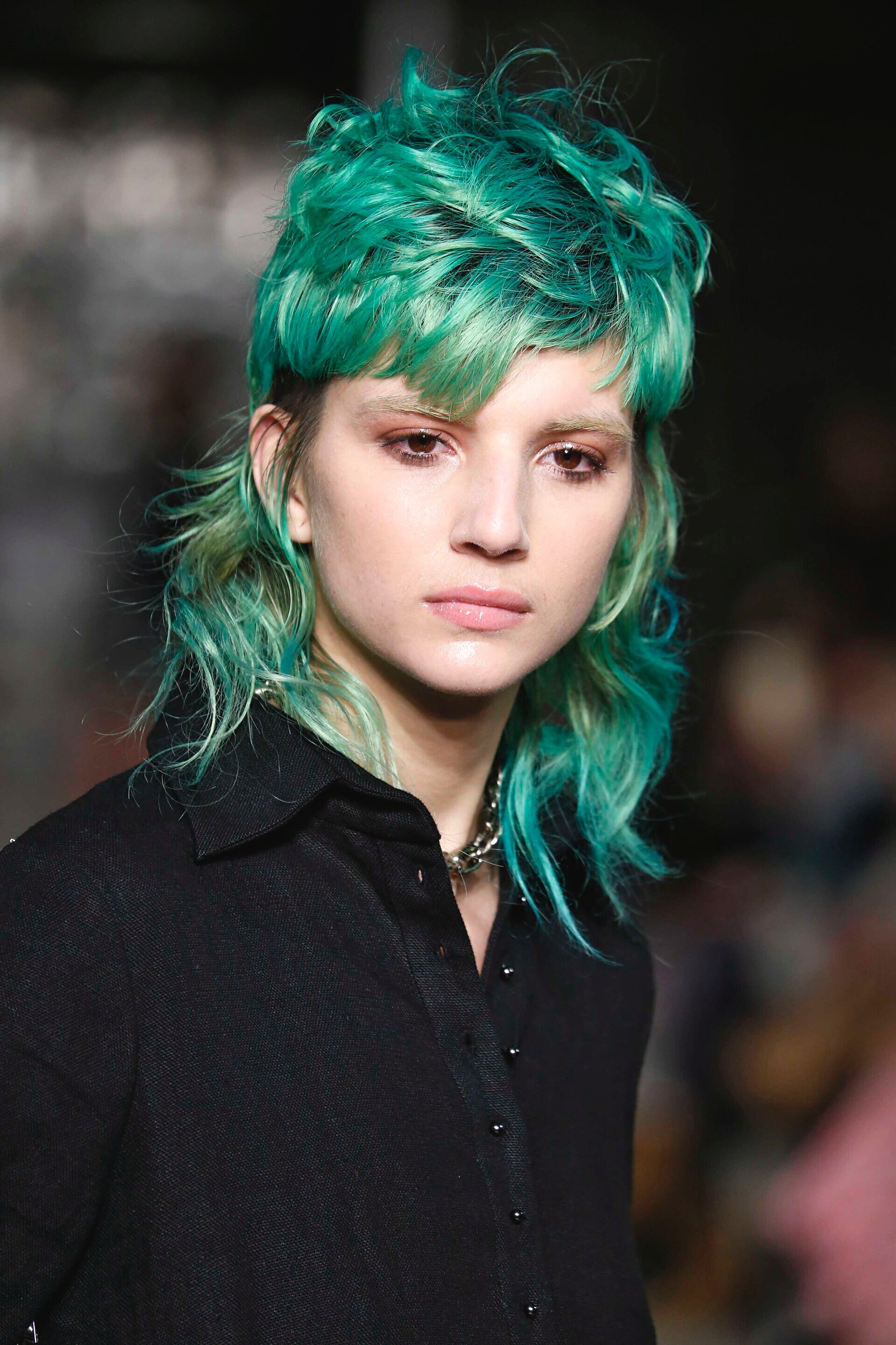 Ingin terlihat lebih shiny? Coba warna mermaid hair hijau tosca! (Foto: Indigitalimages)