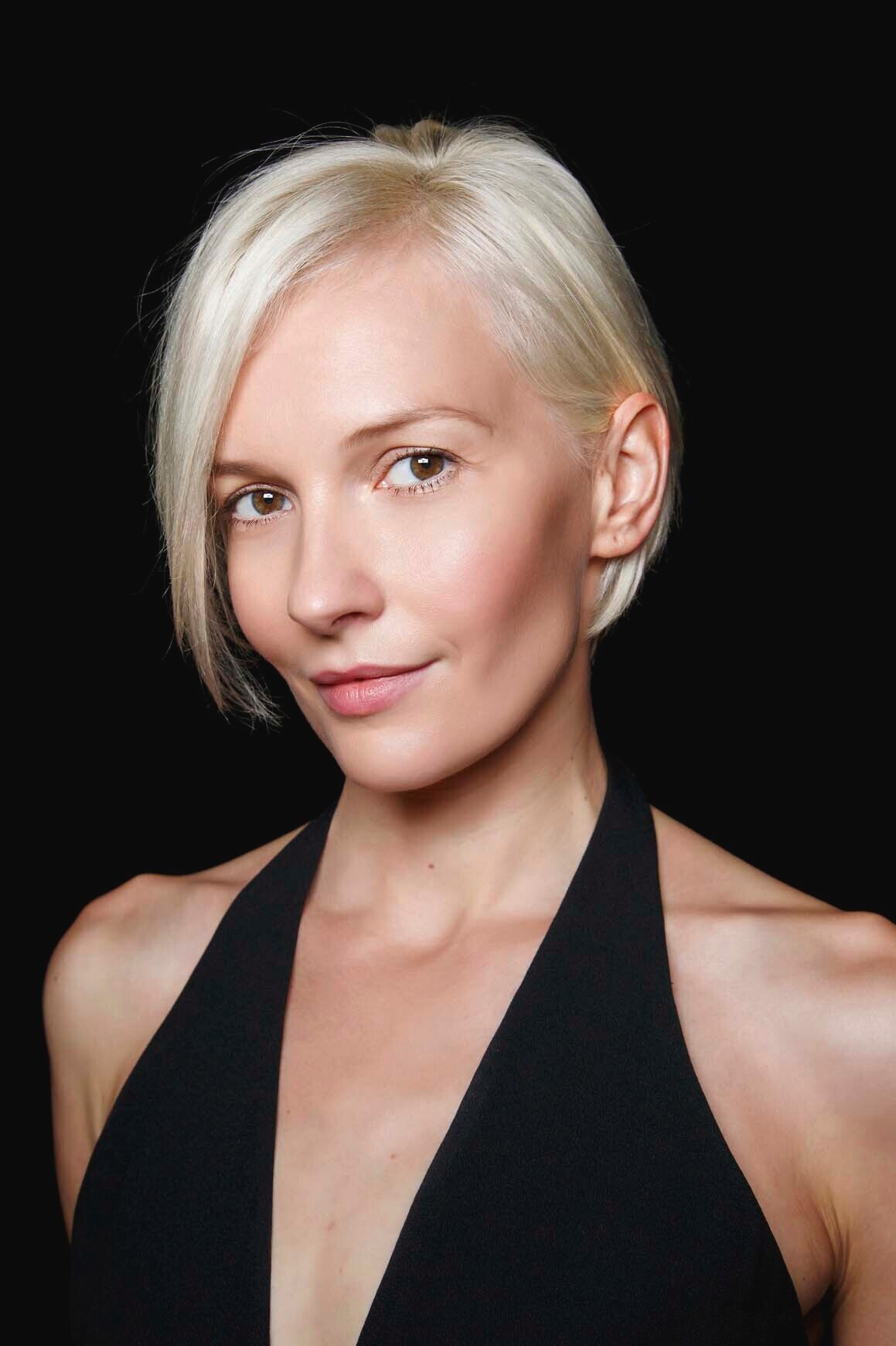 Coba rambut bob pendek dengan belahan samping. (Foto: Indigitalimages.com)